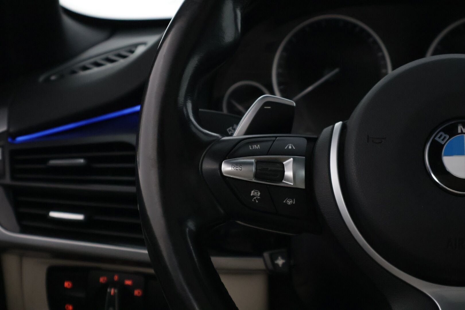 BMW X5 2016 40e M-Sport * Tämä auto myydään YritysOutlet -valikoimasta vain yritykselle * Adapt.vak / Hud / Panorama * - * Tämä auto myydään YritysOutlet -valikoimasta vain yritykselle * Ökyvarusteet / Siistikuntoinen / Katsastettu / 2x hyväkuntoiset renkaat ja vanteet *