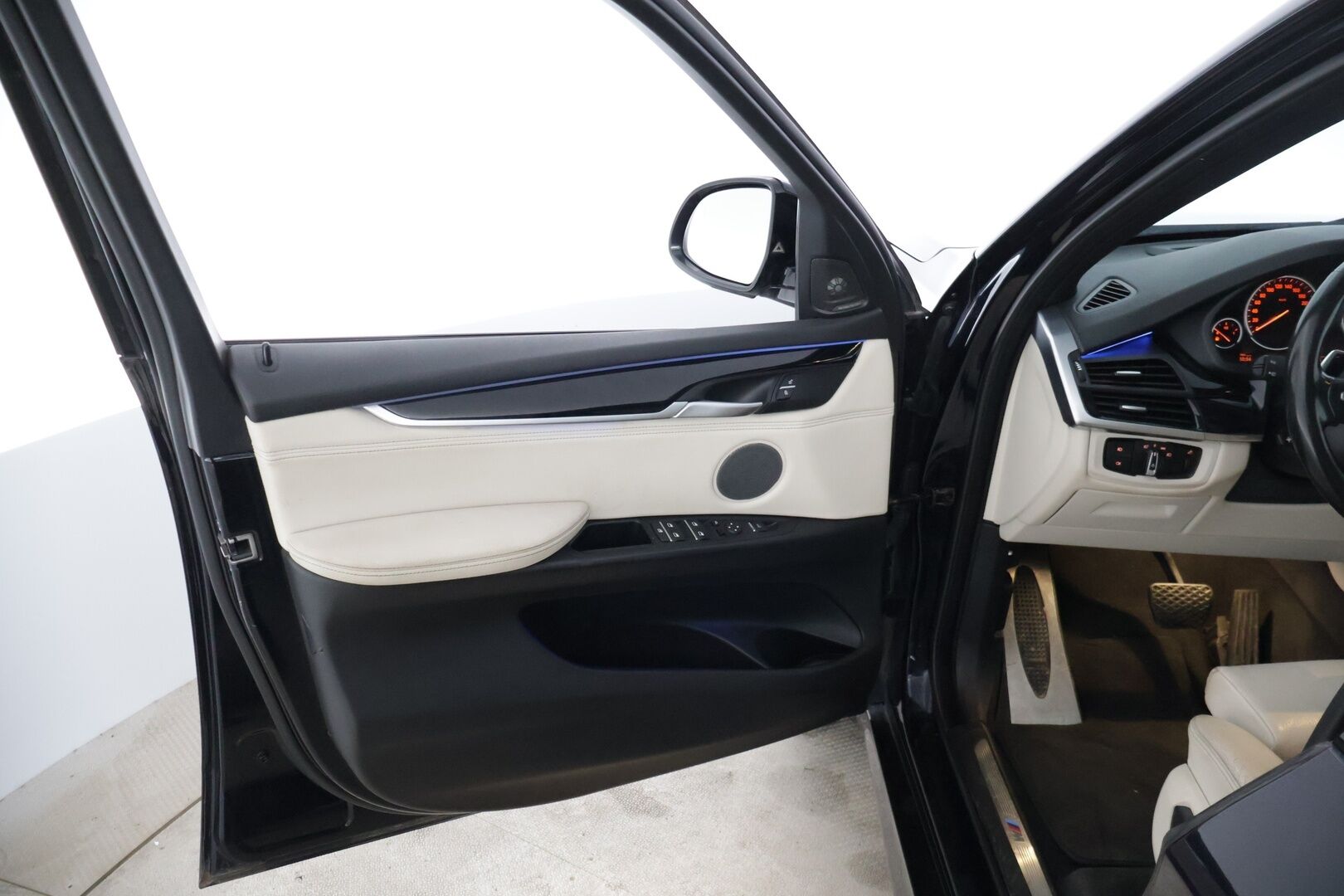 BMW X5 2016 40e M-Sport * Tämä auto myydään YritysOutlet -valikoimasta vain yritykselle * Adapt.vak / Hud / Panorama * - * Tämä auto myydään YritysOutlet -valikoimasta vain yritykselle * Ökyvarusteet / Siistikuntoinen / Katsastettu / 2x hyväkuntoiset renkaat ja vanteet *