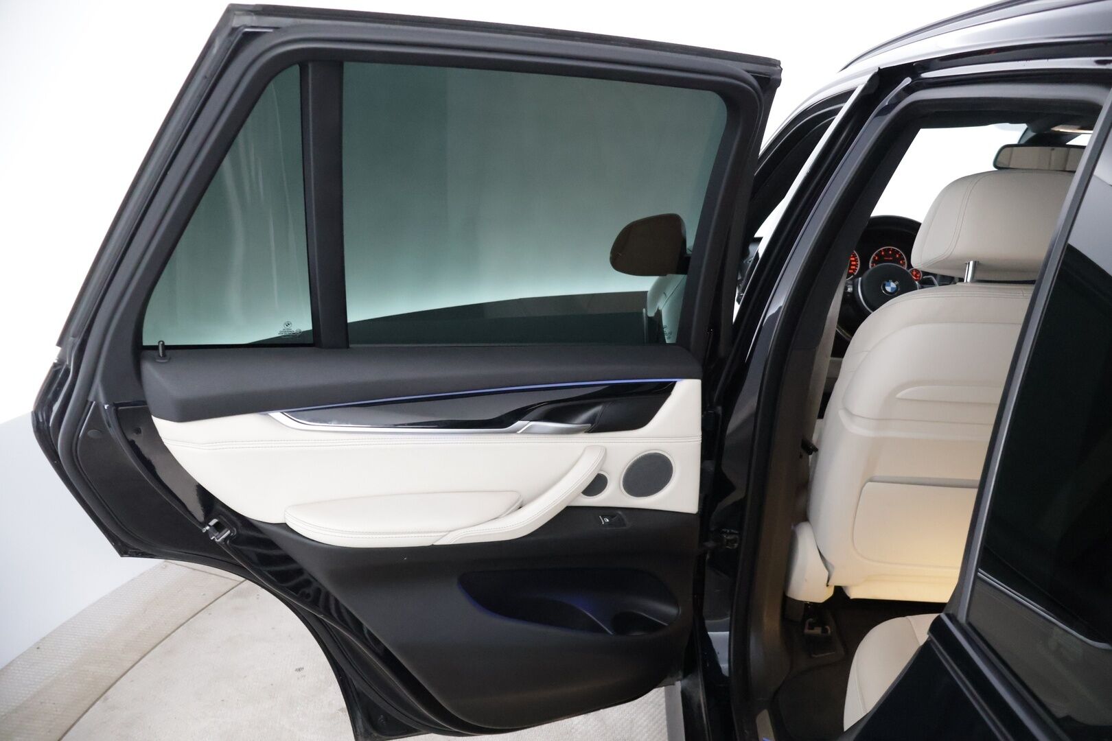 BMW X5 2016 40e M-Sport * Tämä auto myydään YritysOutlet -valikoimasta vain yritykselle * Adapt.vak / Hud / Panorama * - * Tämä auto myydään YritysOutlet -valikoimasta vain yritykselle * Ökyvarusteet / Siistikuntoinen / Katsastettu / 2x hyväkuntoiset renkaat ja vanteet *