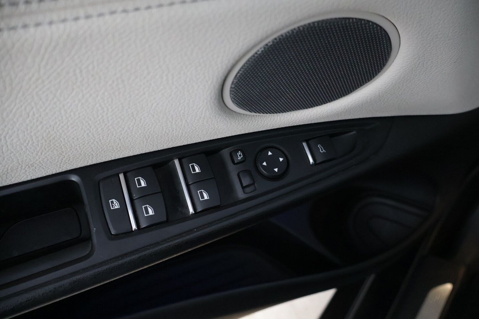 BMW X5 2016 40e M-Sport * Tämä auto myydään YritysOutlet -valikoimasta vain yritykselle * Adapt.vak / Hud / Panorama * - * Tämä auto myydään YritysOutlet -valikoimasta vain yritykselle * Ökyvarusteet / Siistikuntoinen / Katsastettu / 2x hyväkuntoiset renkaat ja vanteet *