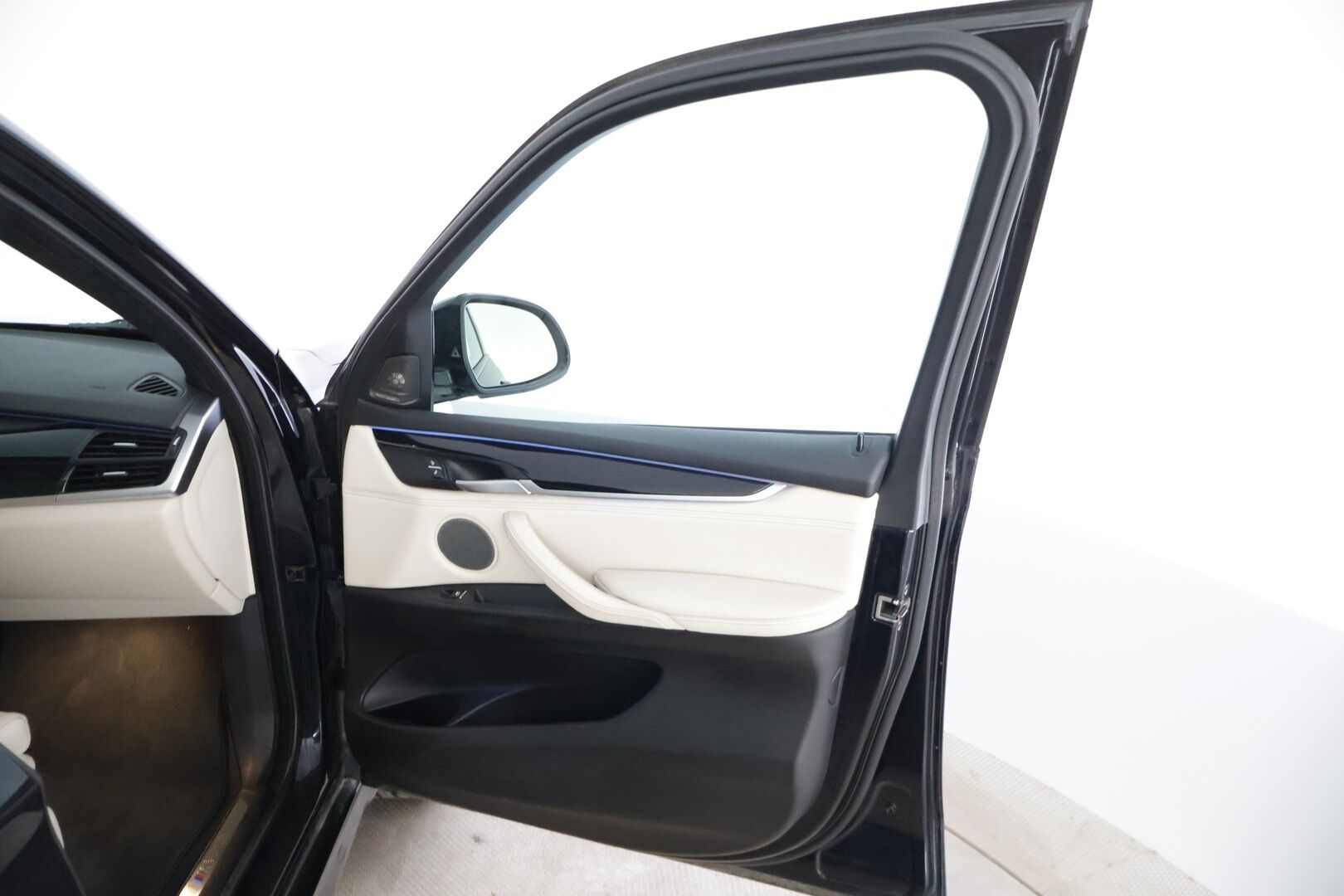 BMW X5 2016 40e M-Sport * Tämä auto myydään YritysOutlet -valikoimasta vain yritykselle * Adapt.vak / Hud / Panorama * - * Tämä auto myydään YritysOutlet -valikoimasta vain yritykselle * Ökyvarusteet / Siistikuntoinen / Katsastettu / 2x hyväkuntoiset renkaat ja vanteet *