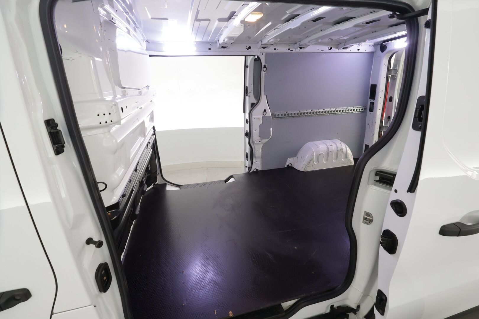 Renault Trafic 2021 dCi 120 L2H1 6,0m3 * Vakkari / Webasto / Koukku / LED / P.Kamera / Bluetooth * - Suomi-auto / Kahdet Renkaat