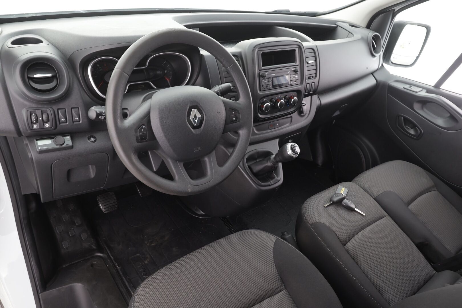 Renault Trafic 2021 dCi 120 L2H1 6,0m3 * Vakkari / Webasto / Koukku / LED / P.Kamera / Bluetooth * - Suomi-auto / Kahdet Renkaat