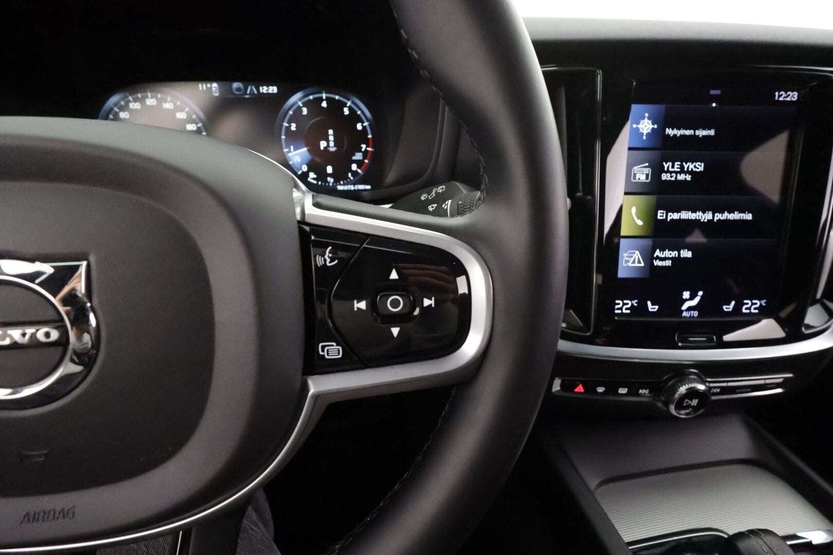Volvo V60 2022 B4 MHEV Business R-Design Edition * Webasto / Koukku / ACC / Full-LED / P.kamera / Sportpenkki Muistipenkki / Navi / Kaistavahti * - 1-om Suomi-auto / Kahdet renkaat / Merkkihuollot