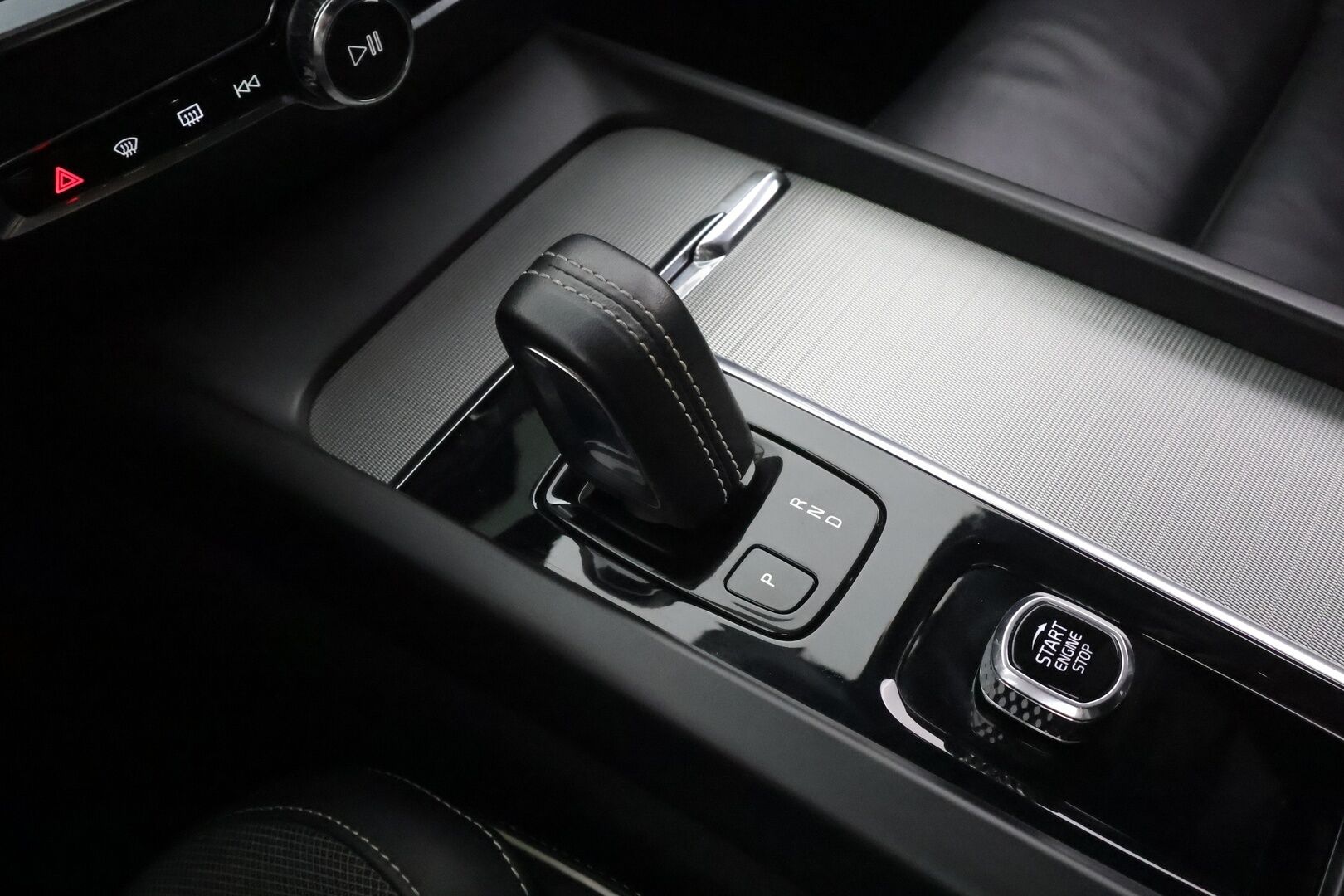 Volvo V60 2022 B4 MHEV Business R-Design Edition * Webasto / Koukku / ACC / Full-LED / P.kamera / Sportpenkki Muistipenkki / Navi / Kaistavahti * - 1-om Suomi-auto / Kahdet renkaat / Merkkihuollot