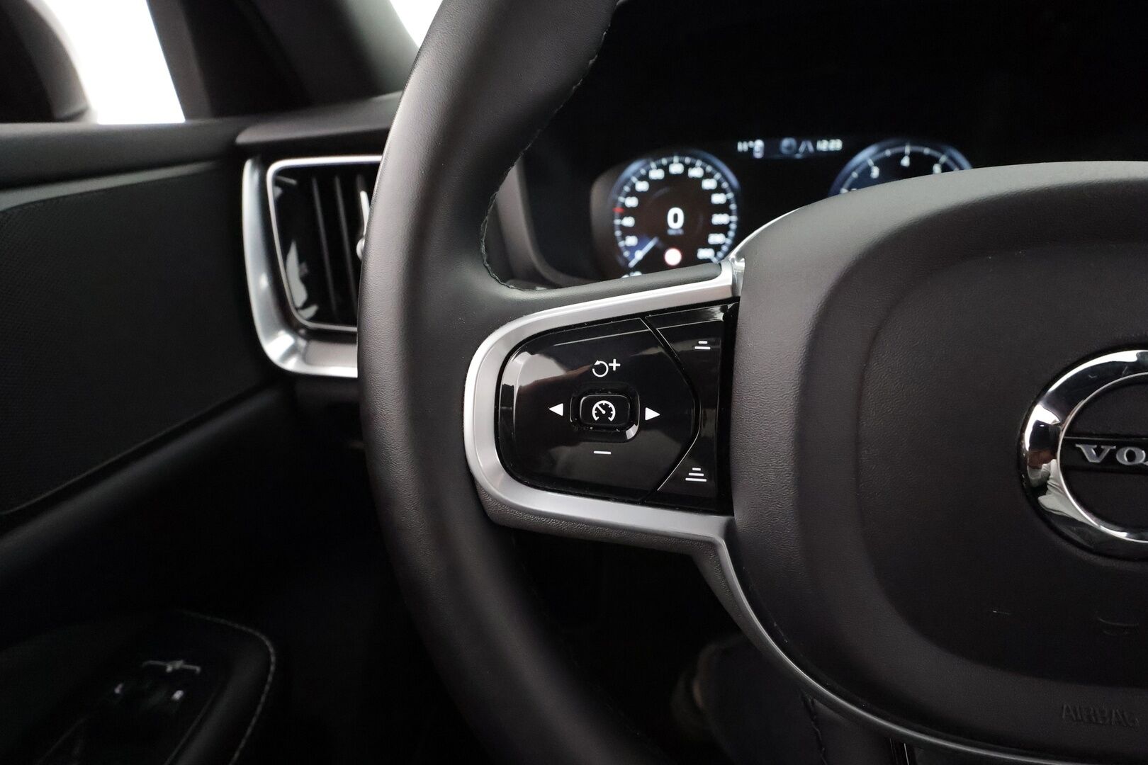 Volvo V60 2022 B4 MHEV Business R-Design Edition * Webasto / Koukku / ACC / Full-LED / P.kamera / Sportpenkki Muistipenkki / Navi / Kaistavahti * - 1-om Suomi-auto / Kahdet renkaat / Merkkihuollot