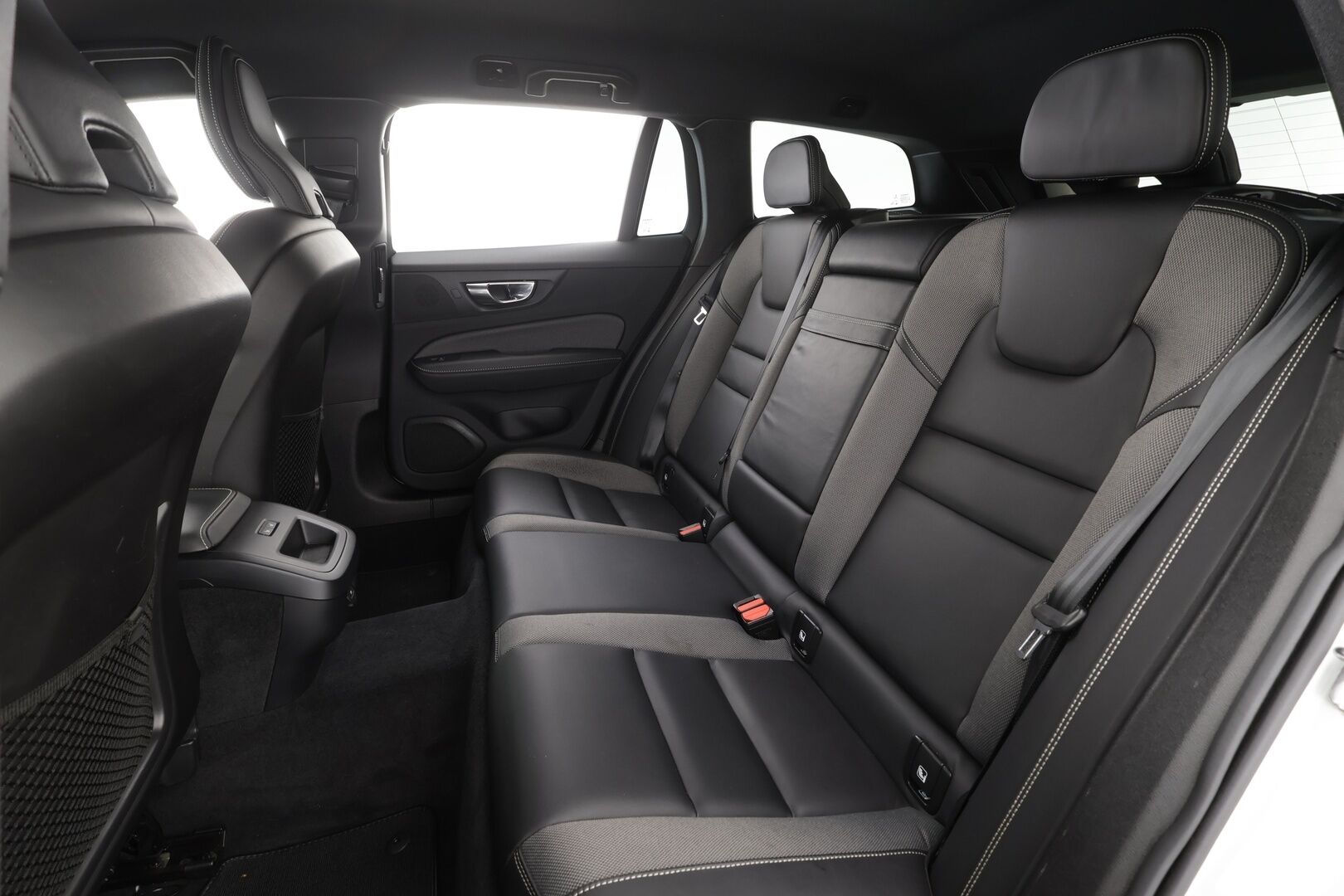 Volvo V60 2022 B4 MHEV Business R-Design Edition * Webasto / Koukku / ACC / Full-LED / P.kamera / Sportpenkki Muistipenkki / Navi / Kaistavahti * - 1-om Suomi-auto / Kahdet renkaat / Merkkihuollot