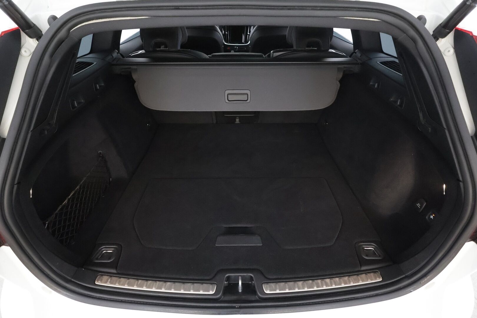 Volvo V60 2022 B4 MHEV Business R-Design Edition * Webasto / Koukku / ACC / Full-LED / P.kamera / Sportpenkki Muistipenkki / Navi / Kaistavahti * - 1-om Suomi-auto / Kahdet renkaat / Merkkihuollot