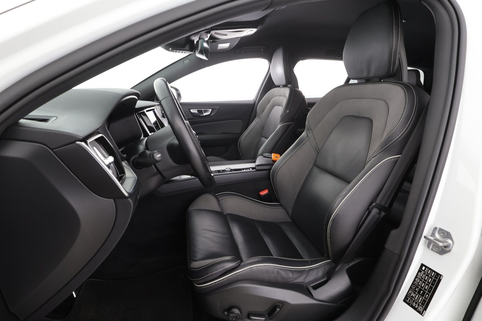 Volvo V60 2022 B4 MHEV Business R-Design Edition * Webasto / Koukku / ACC / Full-LED / P.kamera / Sportpenkki Muistipenkki / Navi / Kaistavahti * - 1-om Suomi-auto / Kahdet renkaat / Merkkihuollot