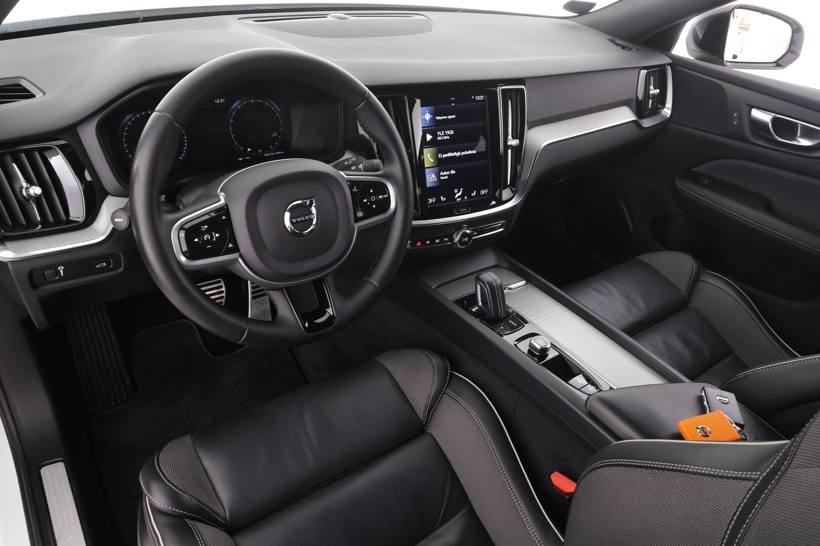 Volvo V60 2022 B4 MHEV Business R-Design Edition * Webasto / Koukku / ACC / Full-LED / P.kamera / Sportpenkki Muistipenkki / Navi / Kaistavahti * - 1-om Suomi-auto / Kahdet renkaat / Merkkihuollot