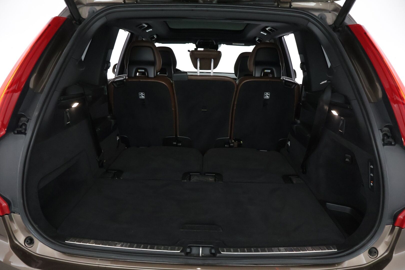 Volvo XC90 2018 D5 AWD Inscription aut - 3,99 % KORKOTARJOUS TÄHÄN AUTOON - Pilot Assist / Ilma-alusta / Panorama / HUD / P-kamera / Ilmastoidut Sporttinahat Muistilla / Koukku / Sähköluukku