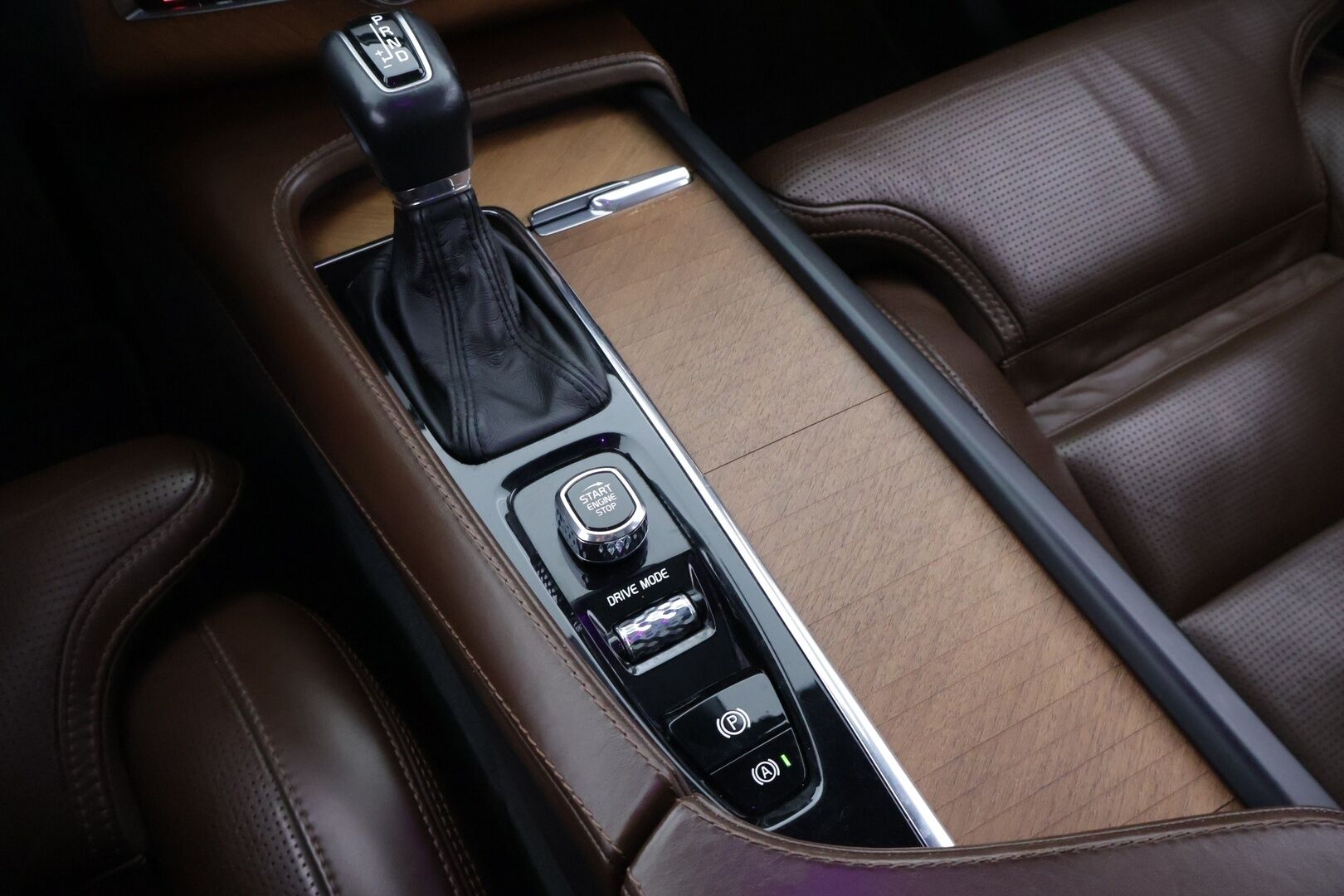 Volvo XC90 2018 D5 AWD Inscription aut - 3,99 % KORKOTARJOUS TÄHÄN AUTOON - Pilot Assist / Ilma-alusta / Panorama / HUD / P-kamera / Ilmastoidut Sporttinahat Muistilla / Koukku / Sähköluukku