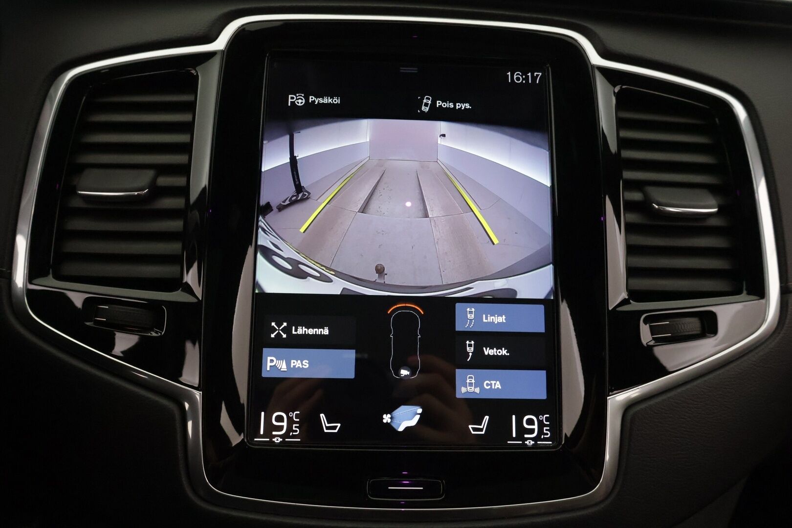 Volvo XC90 2018 D5 AWD Inscription aut - 3,99 % KORKOTARJOUS TÄHÄN AUTOON - Pilot Assist / Ilma-alusta / Panorama / HUD / P-kamera / Ilmastoidut Sporttinahat Muistilla / Koukku / Sähköluukku