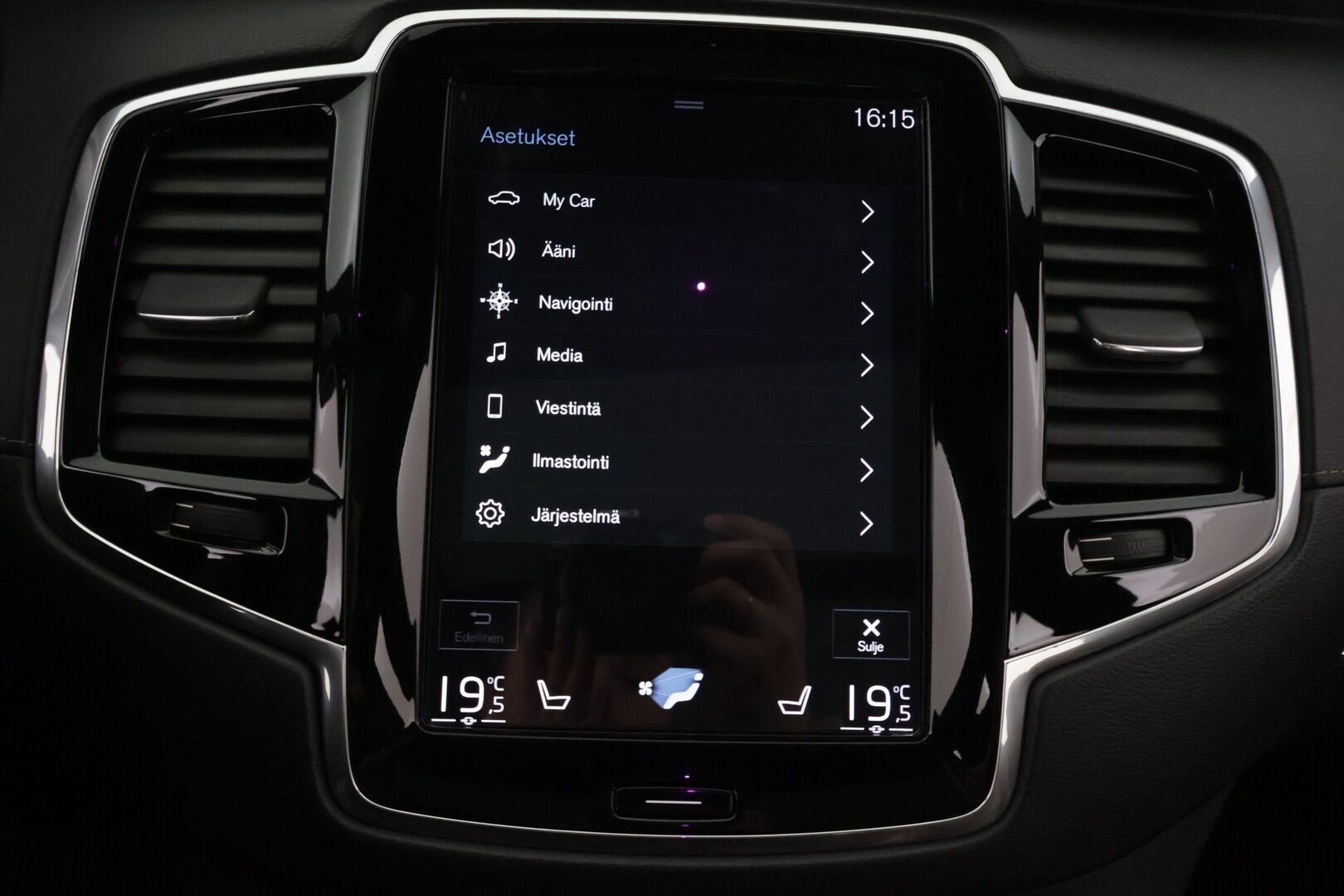 Volvo XC90 2018 D5 AWD Inscription aut - 3,99 % KORKOTARJOUS TÄHÄN AUTOON - Pilot Assist / Ilma-alusta / Panorama / HUD / P-kamera / Ilmastoidut Sporttinahat Muistilla / Koukku / Sähköluukku