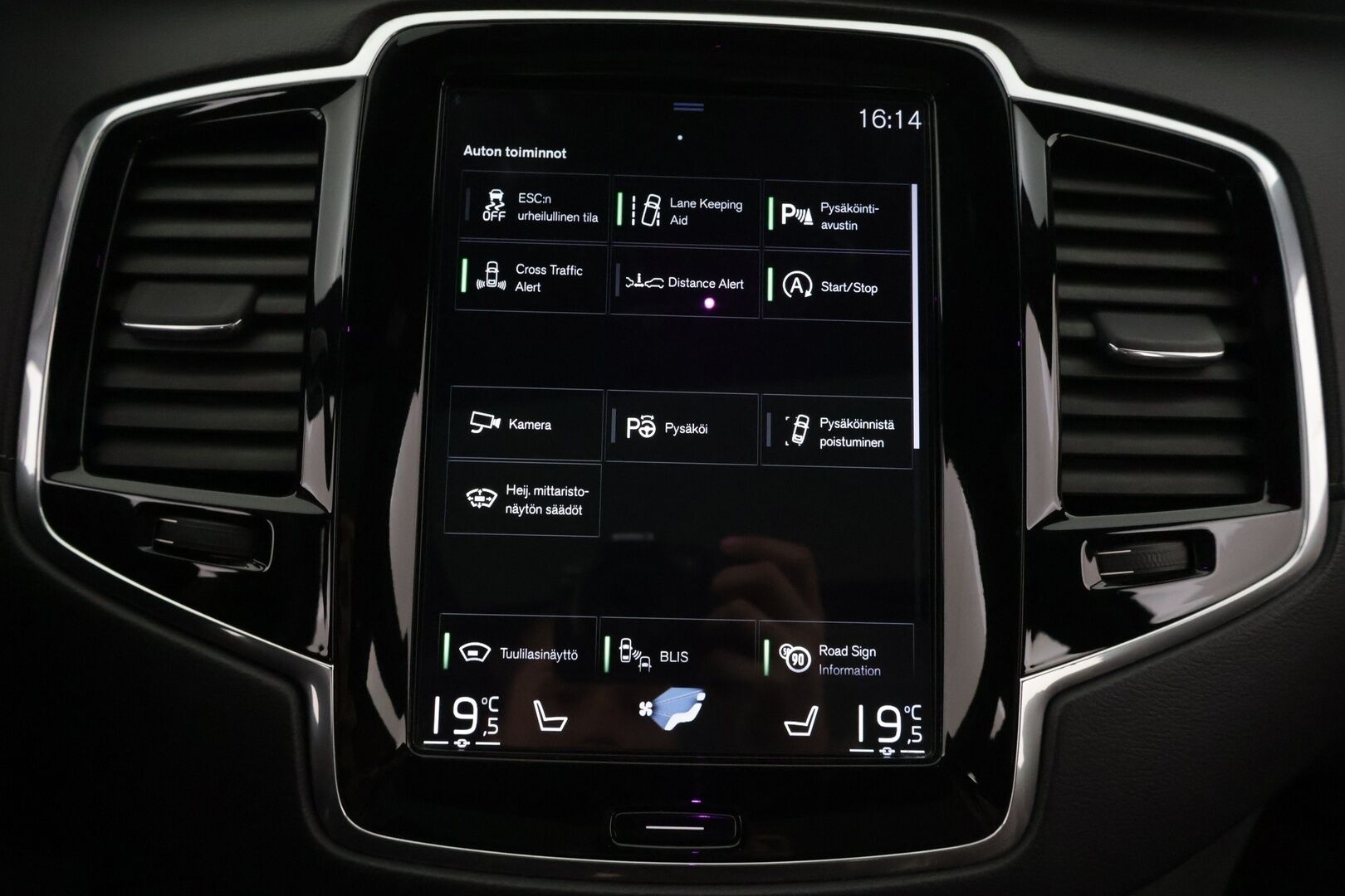 Volvo XC90 2018 D5 AWD Inscription aut - 3,99 % KORKOTARJOUS TÄHÄN AUTOON - Pilot Assist / Ilma-alusta / Panorama / HUD / P-kamera / Ilmastoidut Sporttinahat Muistilla / Koukku / Sähköluukku