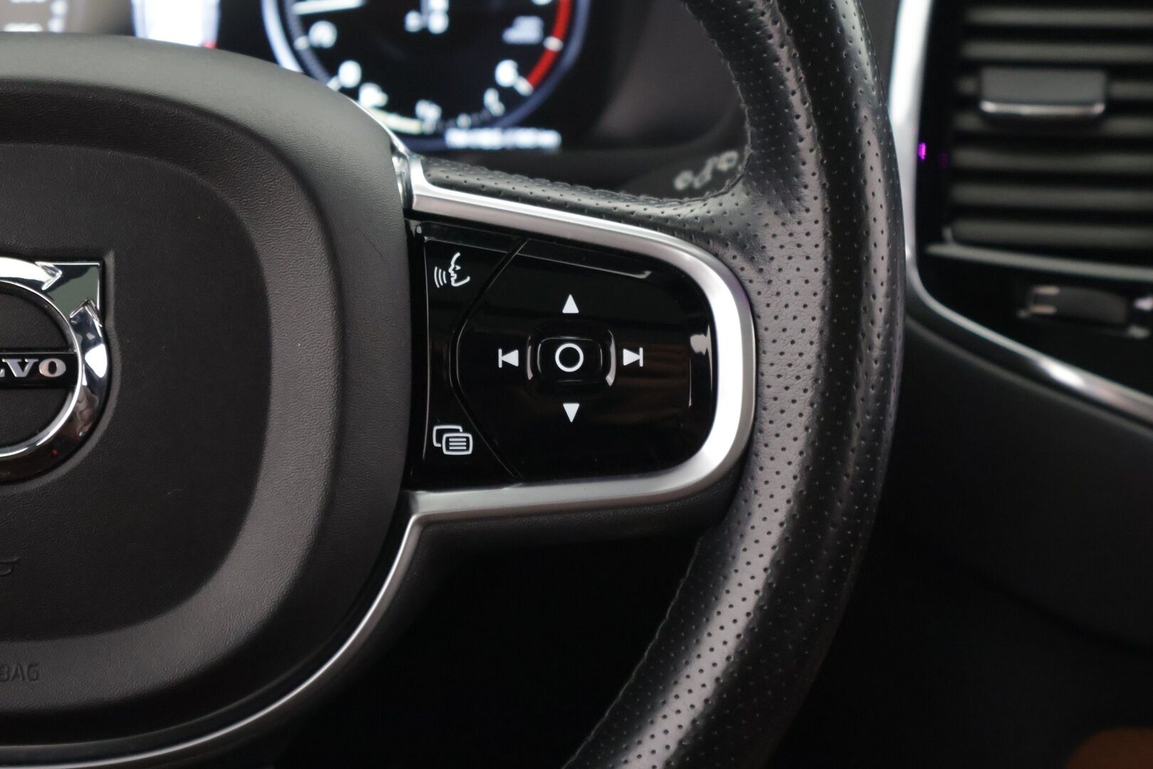 Volvo XC90 2018 D5 AWD Inscription aut - 3,99 % KORKOTARJOUS TÄHÄN AUTOON - Pilot Assist / Ilma-alusta / Panorama / HUD / P-kamera / Ilmastoidut Sporttinahat Muistilla / Koukku / Sähköluukku