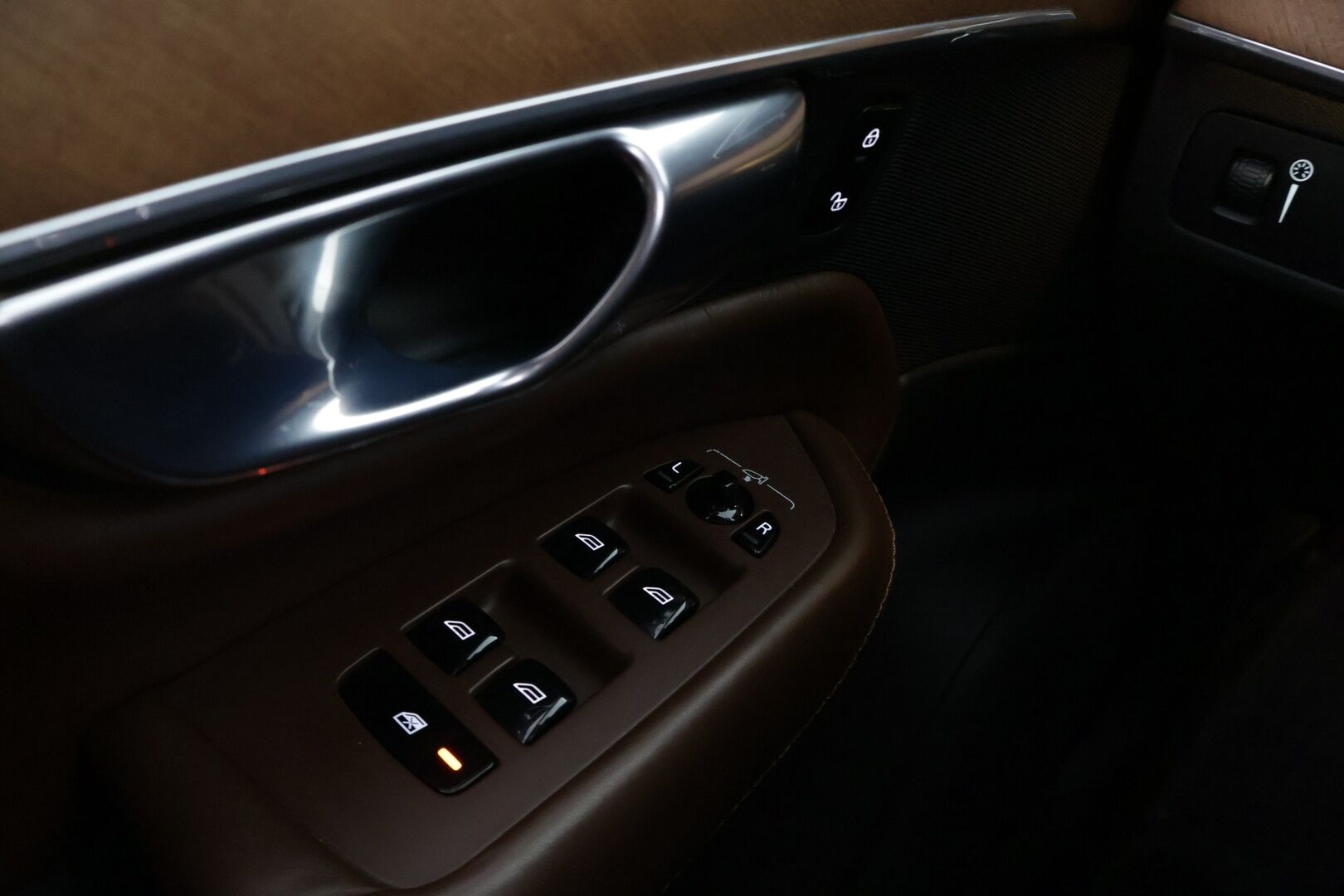 Volvo XC90 2018 D5 AWD Inscription aut - 3,99 % KORKOTARJOUS TÄHÄN AUTOON - Pilot Assist / Ilma-alusta / Panorama / HUD / P-kamera / Ilmastoidut Sporttinahat Muistilla / Koukku / Sähköluukku