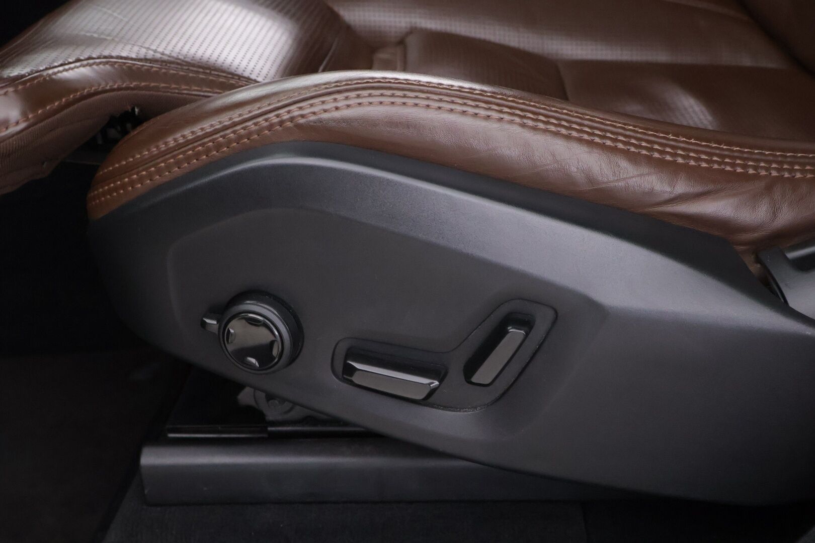 Volvo XC90 2018 D5 AWD Inscription aut - 3,99 % KORKOTARJOUS TÄHÄN AUTOON - Pilot Assist / Ilma-alusta / Panorama / HUD / P-kamera / Ilmastoidut Sporttinahat Muistilla / Koukku / Sähköluukku