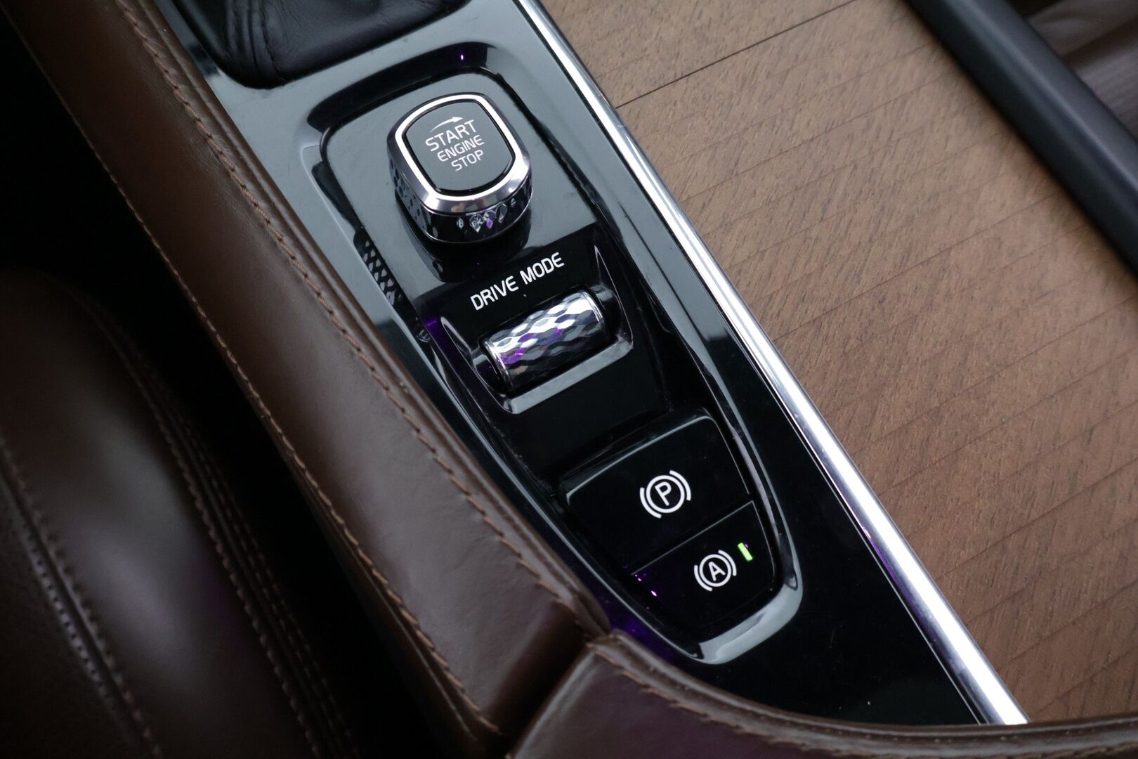 Volvo XC90 2018 D5 AWD Inscription aut - 3,99 % KORKOTARJOUS TÄHÄN AUTOON - Pilot Assist / Ilma-alusta / Panorama / HUD / P-kamera / Ilmastoidut Sporttinahat Muistilla / Koukku / Sähköluukku