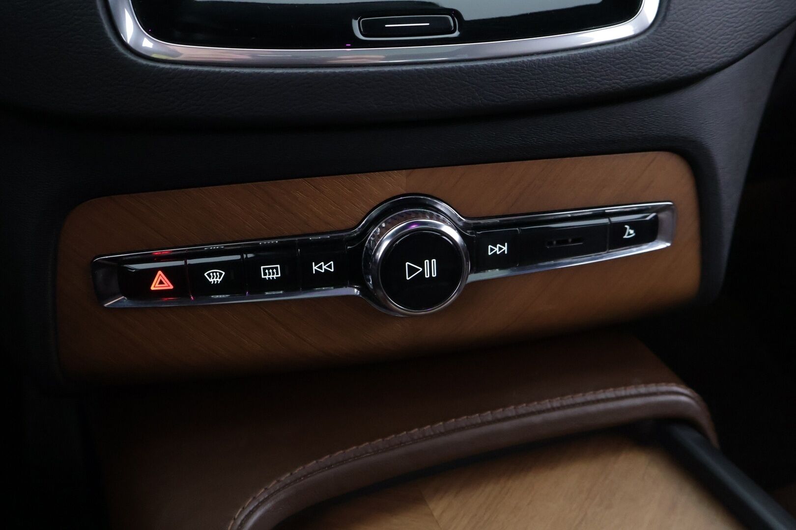 Volvo XC90 2018 D5 AWD Inscription aut - 3,99 % KORKOTARJOUS TÄHÄN AUTOON - Pilot Assist / Ilma-alusta / Panorama / HUD / P-kamera / Ilmastoidut Sporttinahat Muistilla / Koukku / Sähköluukku