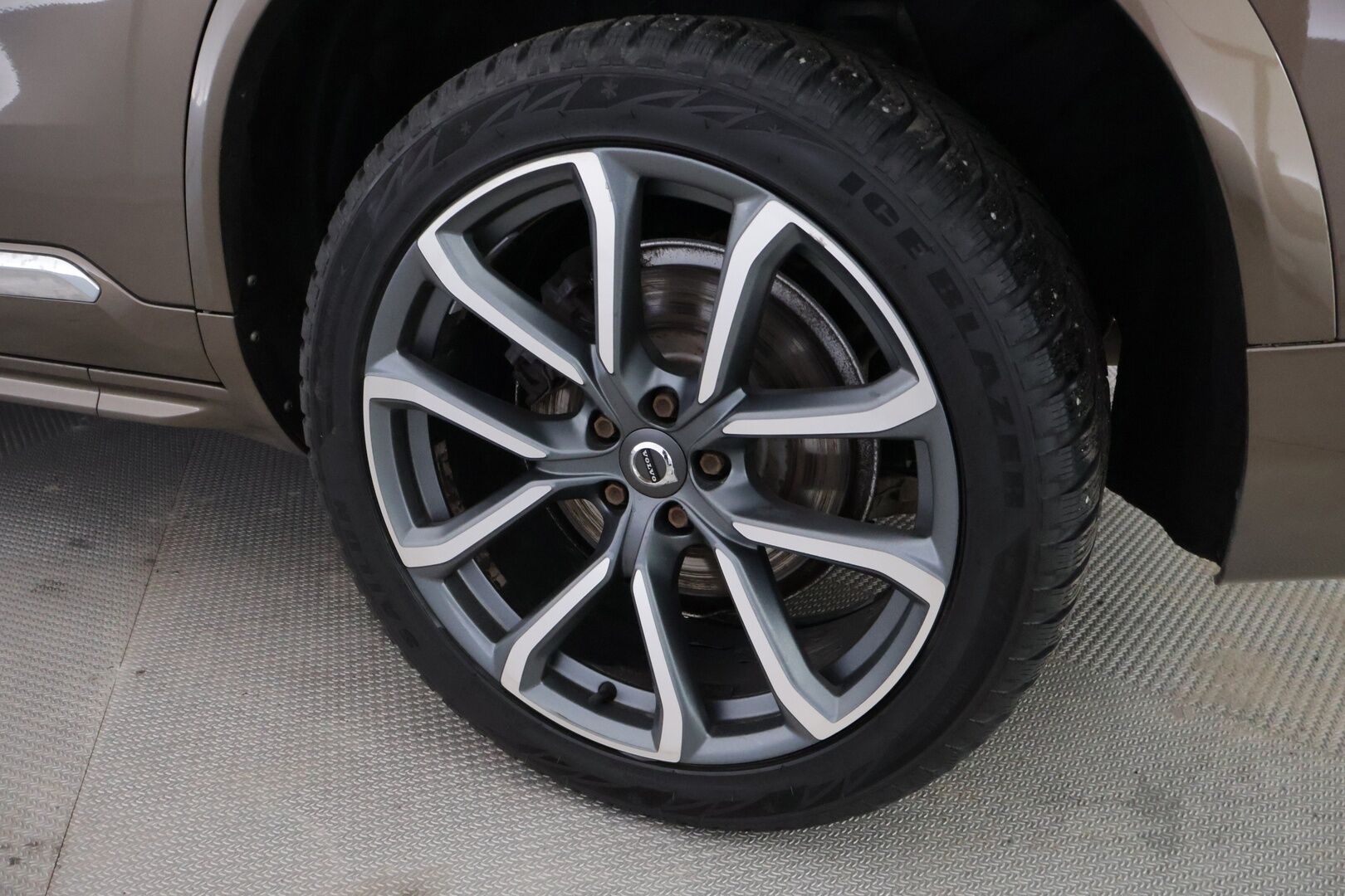 Volvo XC90 2018 D5 AWD Inscription aut - 3,99 % KORKOTARJOUS TÄHÄN AUTOON - Pilot Assist / Ilma-alusta / Panorama / HUD / P-kamera / Ilmastoidut Sporttinahat Muistilla / Koukku / Sähköluukku