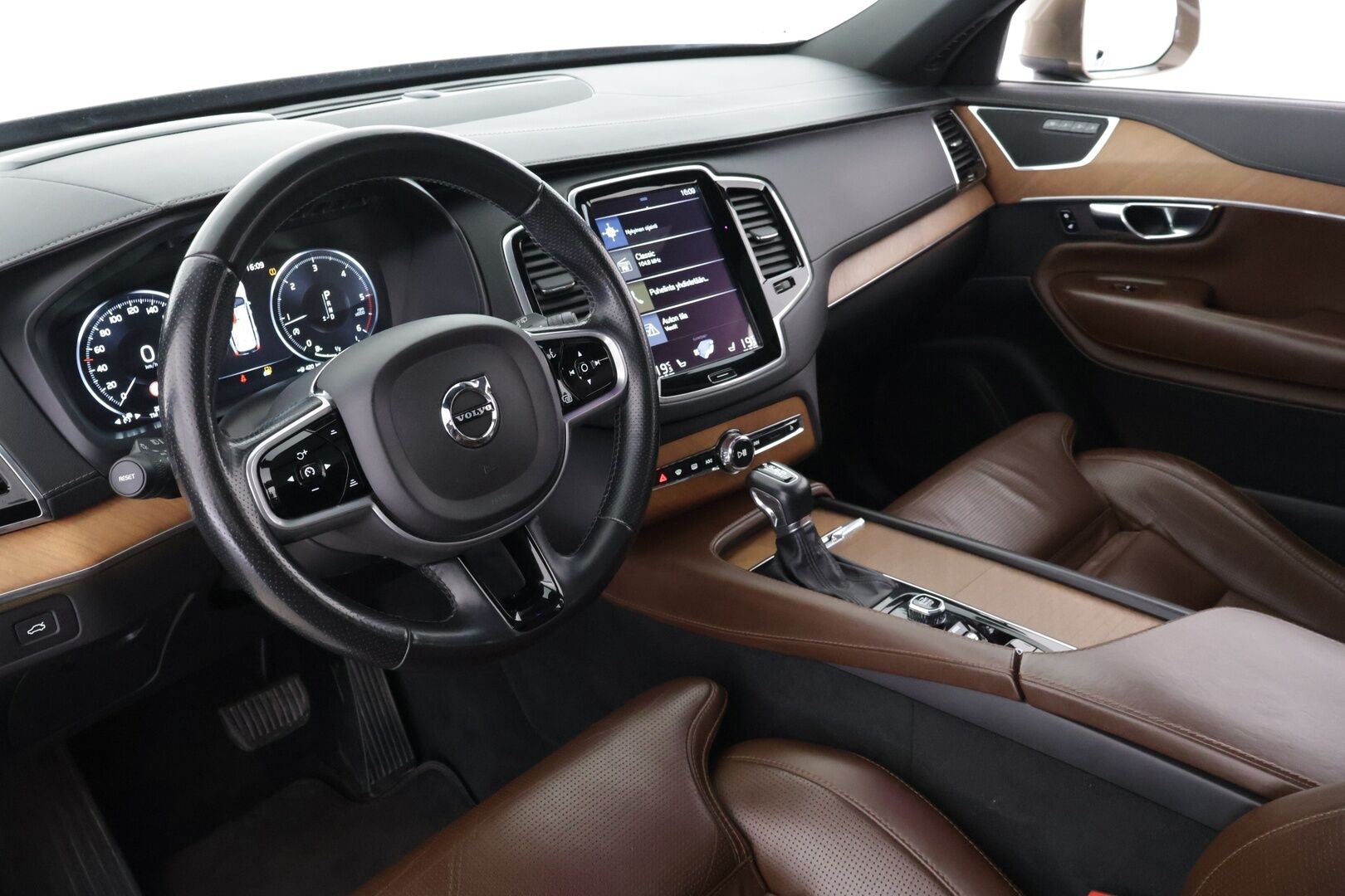 Volvo XC90 2018 D5 AWD Inscription aut - 3,99 % KORKOTARJOUS TÄHÄN AUTOON - Pilot Assist / Ilma-alusta / Panorama / HUD / P-kamera / Ilmastoidut Sporttinahat Muistilla / Koukku / Sähköluukku