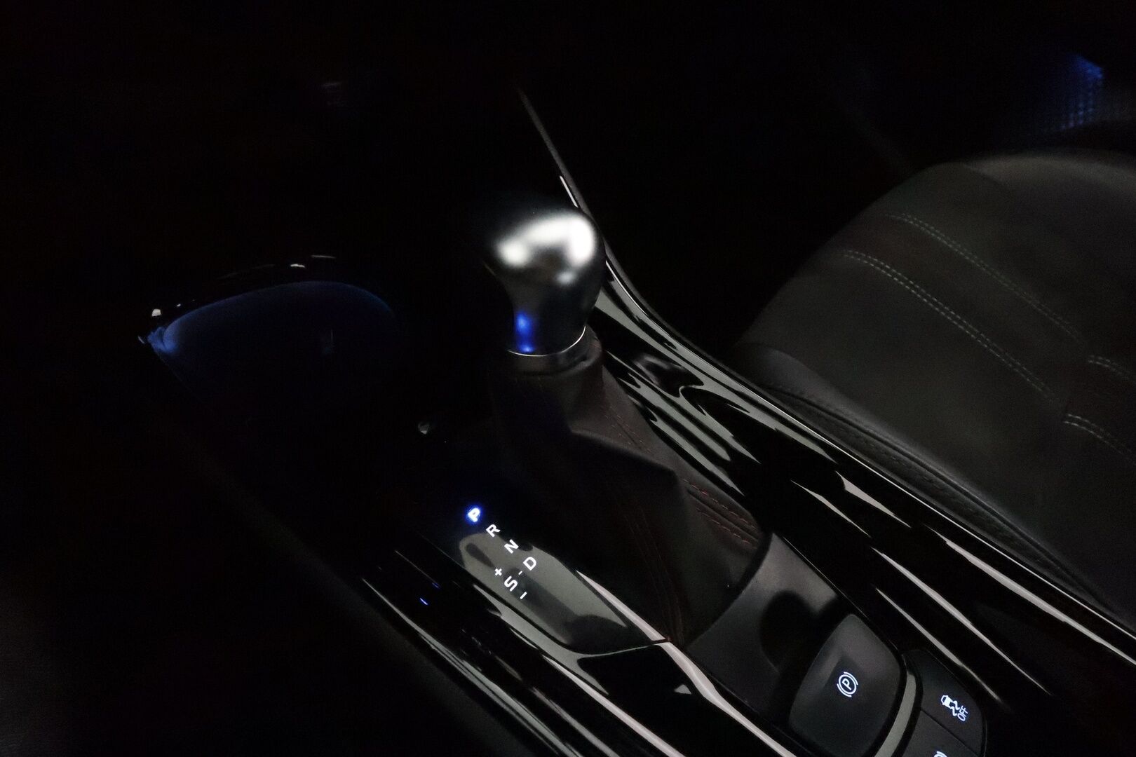 Toyota C-HR 2021 2,0 Hybrid GR Sport **ACC / JBL / P.kamera / Koukku / Sähköpenkki / LED / Navi / KeylessGo** - Suomi-auto / Kahdet renkaat aluvanteilla / Merkkihuollettu