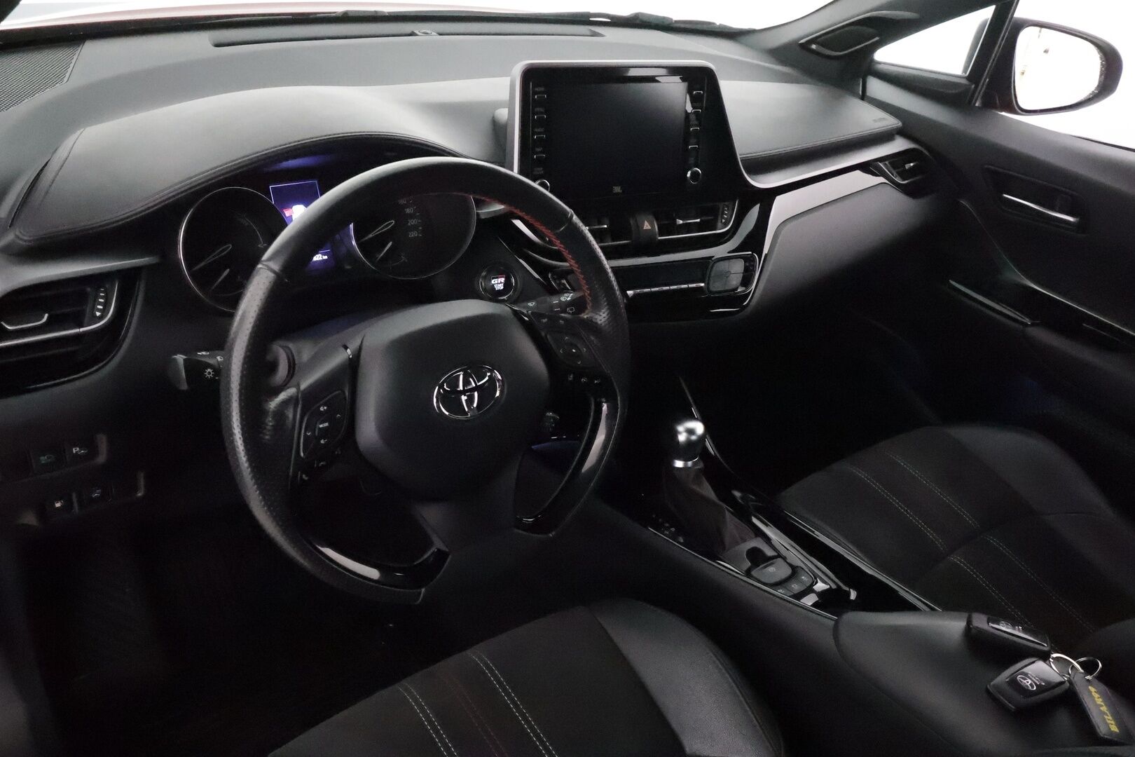 Toyota C-HR 2021 2,0 Hybrid GR Sport **ACC / JBL / P.kamera / Koukku / Sähköpenkki / LED / Navi / KeylessGo** - Suomi-auto / Kahdet renkaat aluvanteilla / Merkkihuollettu