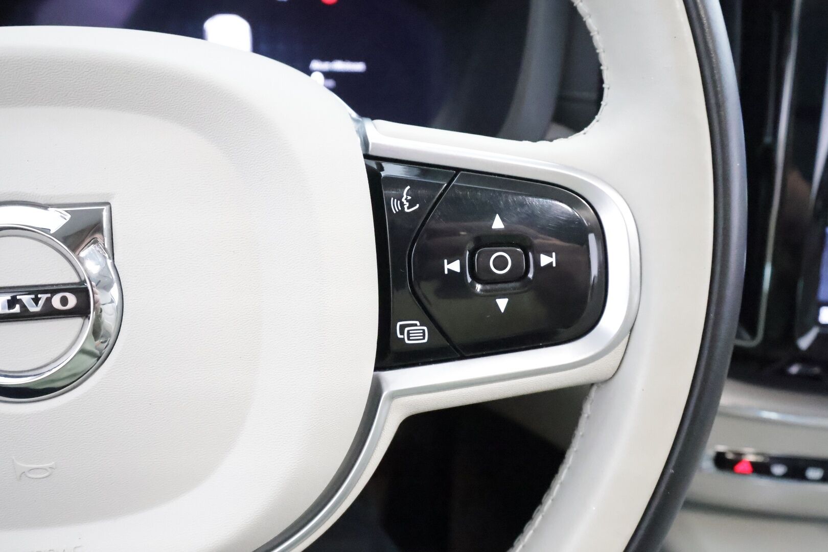 Volvo XC60 2022 T8 TwE AWD Inscription Edition aut * Webasto / ACC / Panorama / Vaalea Nahkasisusta / Harman&Kardon / Full LED / Peruutuskamera - 1-om Suomi-auto / 2x Latauskaapelit / Kahdet renkaat / Merkkihuollot