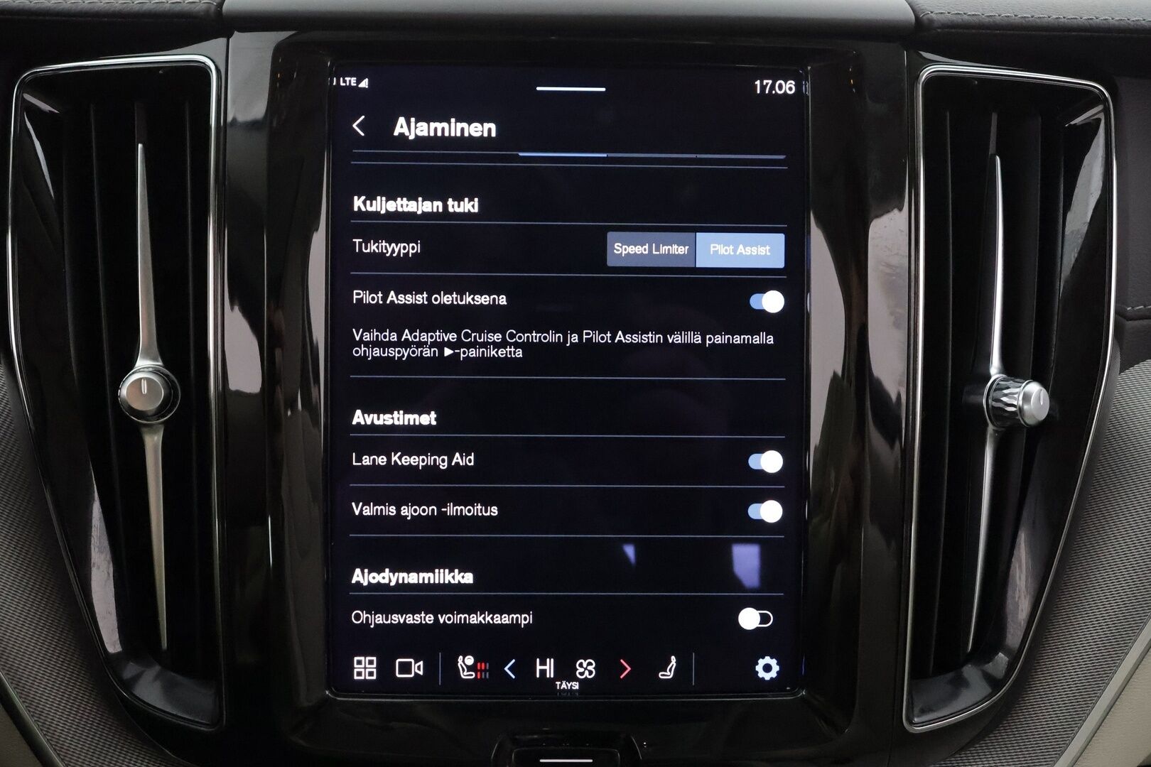 Volvo XC60 2022 T8 TwE AWD Inscription Edition aut * Webasto / ACC / Panorama / Vaalea Nahkasisusta / Harman&Kardon / Full LED / Peruutuskamera - 1-om Suomi-auto / 2x Latauskaapelit / Kahdet renkaat / Merkkihuollot