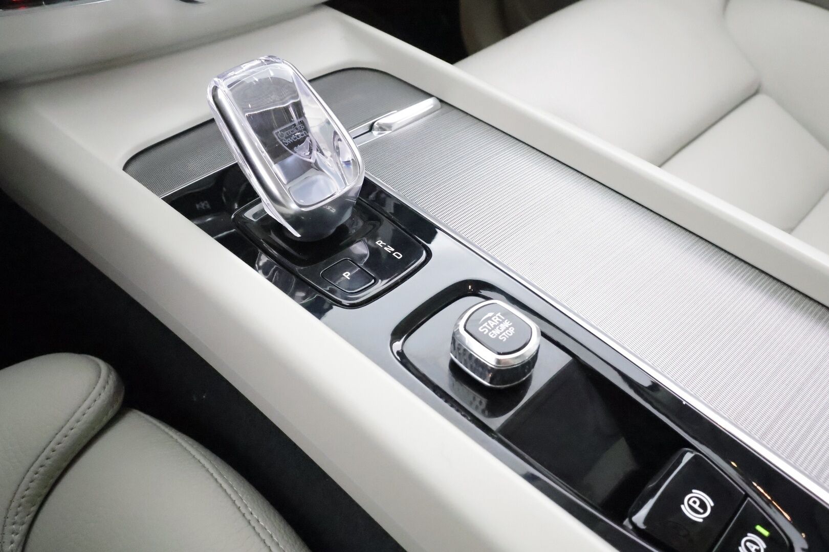 Volvo XC60 2022 T8 TwE AWD Inscription Edition aut * Webasto / ACC / Panorama / Vaalea Nahkasisusta / Harman&Kardon / Full LED / Peruutuskamera - 1-om Suomi-auto / 2x Latauskaapelit / Kahdet renkaat / Merkkihuollot