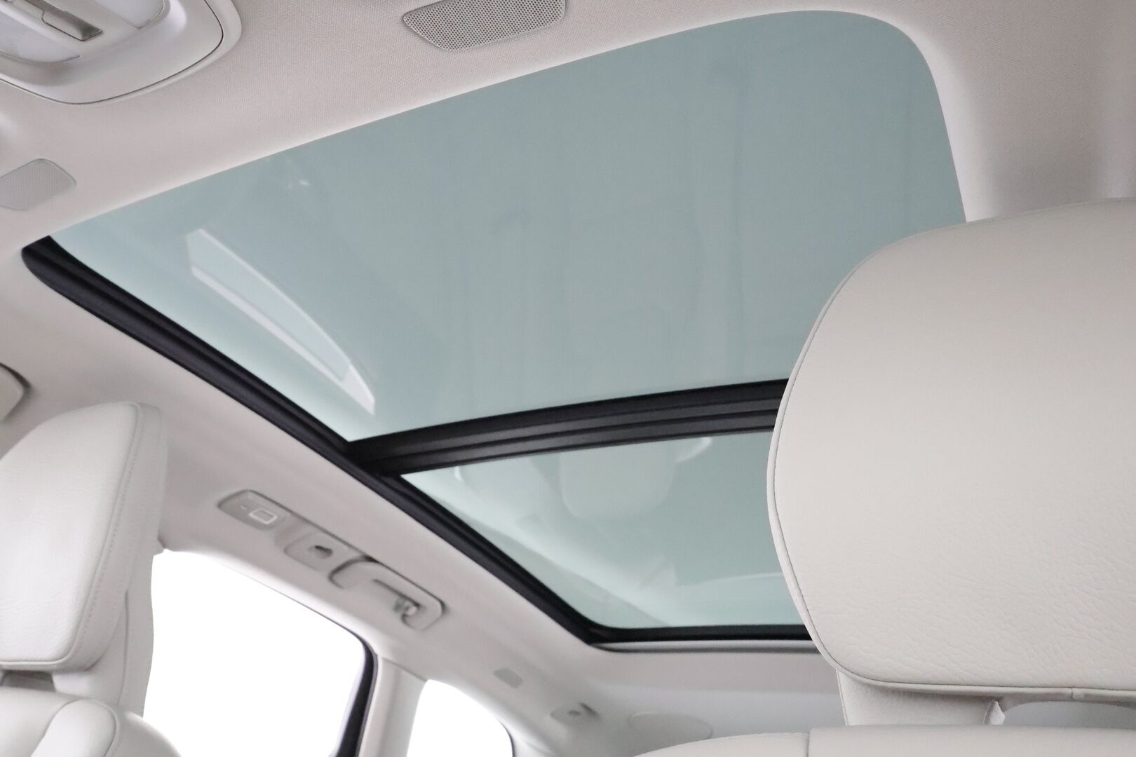 Volvo XC60 2022 T8 TwE AWD Inscription Edition aut * Webasto / ACC / Panorama / Vaalea Nahkasisusta / Harman&Kardon / Full LED / Peruutuskamera - 1-om Suomi-auto / 2x Latauskaapelit / Kahdet renkaat / Merkkihuollot