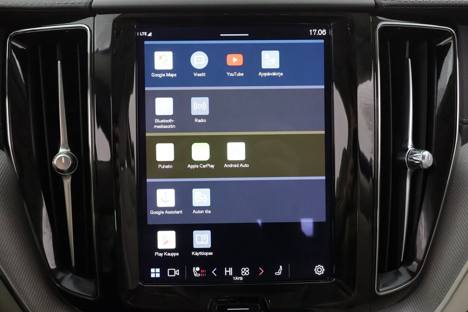 Volvo XC60 2022 T8 TwE AWD Inscription Edition aut * Webasto / ACC / Panorama / Vaalea Nahkasisusta / Harman&Kardon / Full LED / Peruutuskamera - 1-om Suomi-auto / 2x Latauskaapelit / Kahdet renkaat / Merkkihuollot