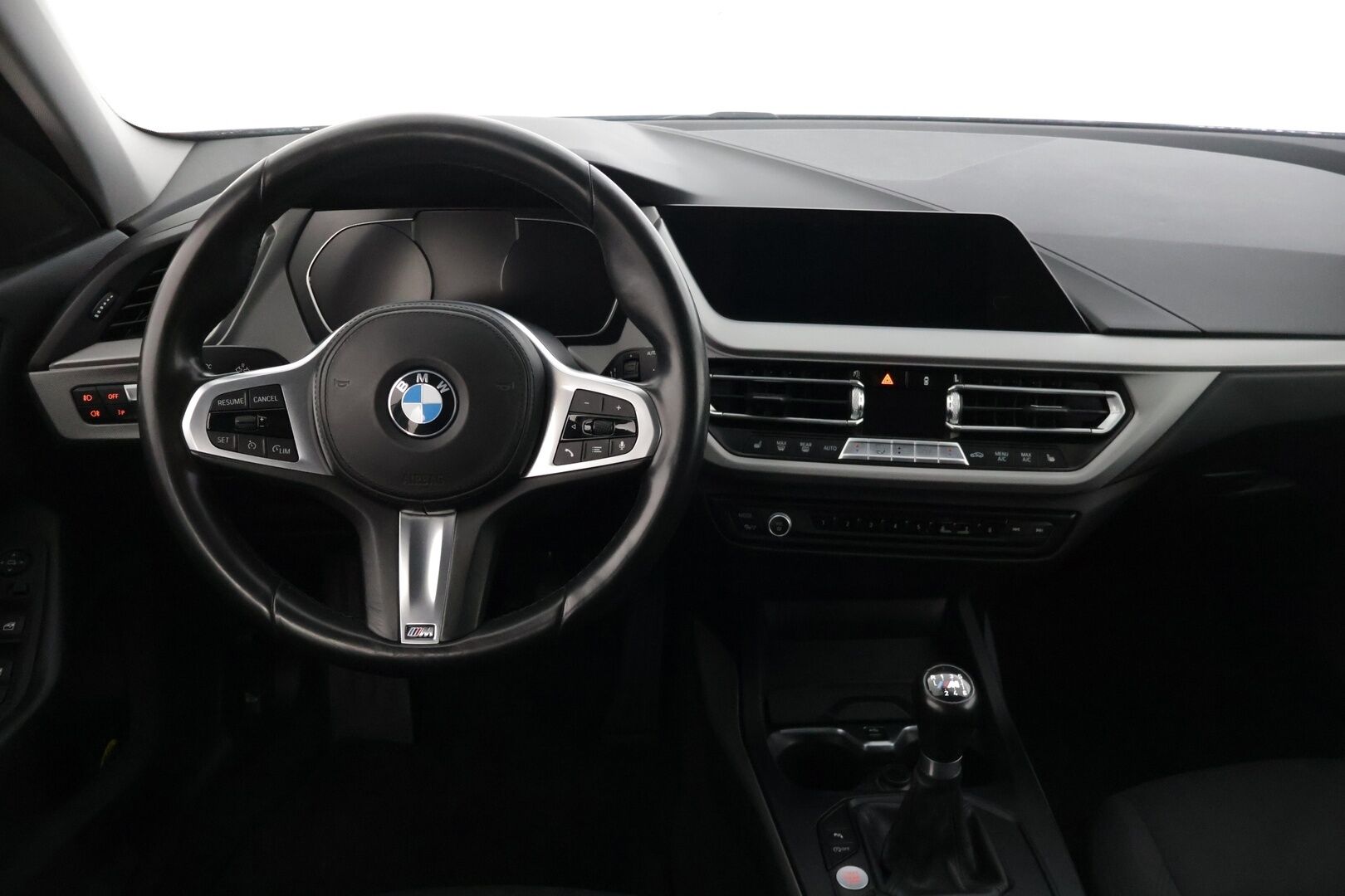 BMW 118 2020 F40 Hatchback 118i Business * Vakkari / Tutkat eteen ja taakse / M-Sport ratti ja vaihdekeppi / Päivitetyt kartat * - * Hyvin huollettu ja pidetty Bemari hyvillä varusteilla sekä kaksilla renkailla ja vanteilla! *