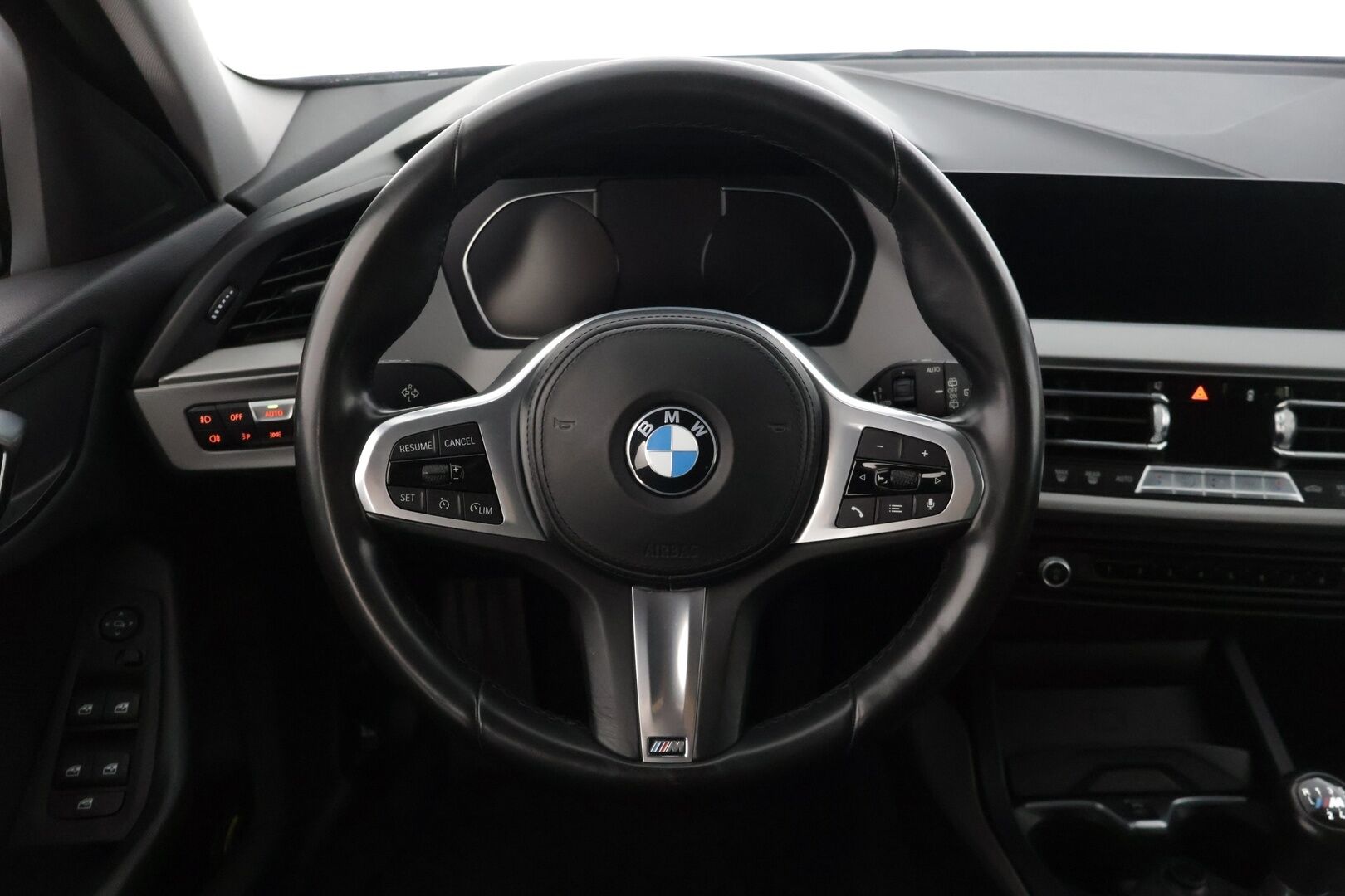 BMW 118 2020 F40 Hatchback 118i Business * Vakkari / Tutkat eteen ja taakse / M-Sport ratti ja vaihdekeppi / Päivitetyt kartat * - * Hyvin huollettu ja pidetty Bemari hyvillä varusteilla sekä kaksilla renkailla ja vanteilla! *
