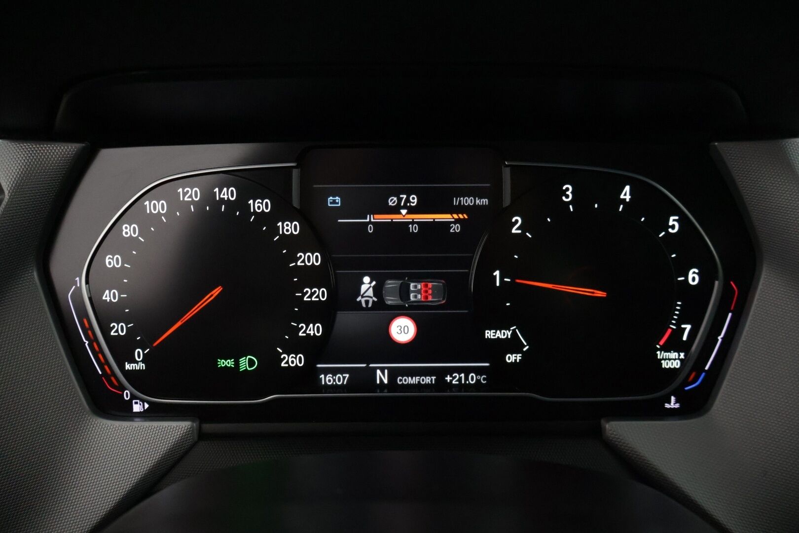 BMW 118 2020 F40 Hatchback 118i Business * Vakkari / Tutkat eteen ja taakse / M-Sport ratti ja vaihdekeppi / Päivitetyt kartat * - * Hyvin huollettu ja pidetty Bemari hyvillä varusteilla sekä kaksilla renkailla ja vanteilla! *