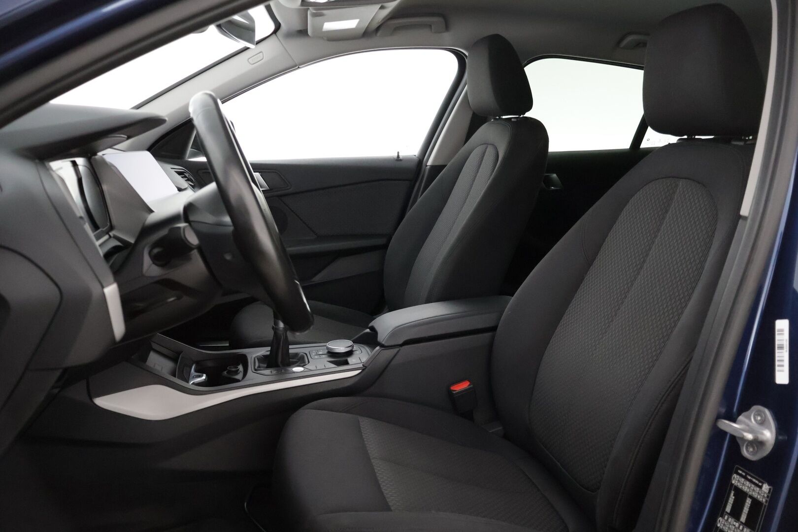 BMW 118 2020 F40 Hatchback 118i Business * Vakkari / Tutkat eteen ja taakse / M-Sport ratti ja vaihdekeppi / Päivitetyt kartat * - * Hyvin huollettu ja pidetty Bemari hyvillä varusteilla sekä kaksilla renkailla ja vanteilla! *