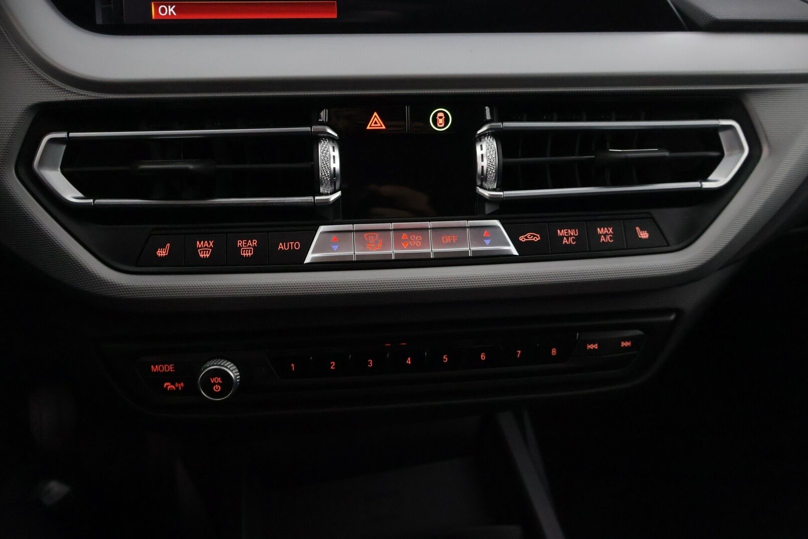 BMW 118 2020 F40 Hatchback 118i Business * Vakkari / Tutkat eteen ja taakse / M-Sport ratti ja vaihdekeppi / Päivitetyt kartat * - * Hyvin huollettu ja pidetty Bemari hyvillä varusteilla sekä kaksilla renkailla ja vanteilla! *