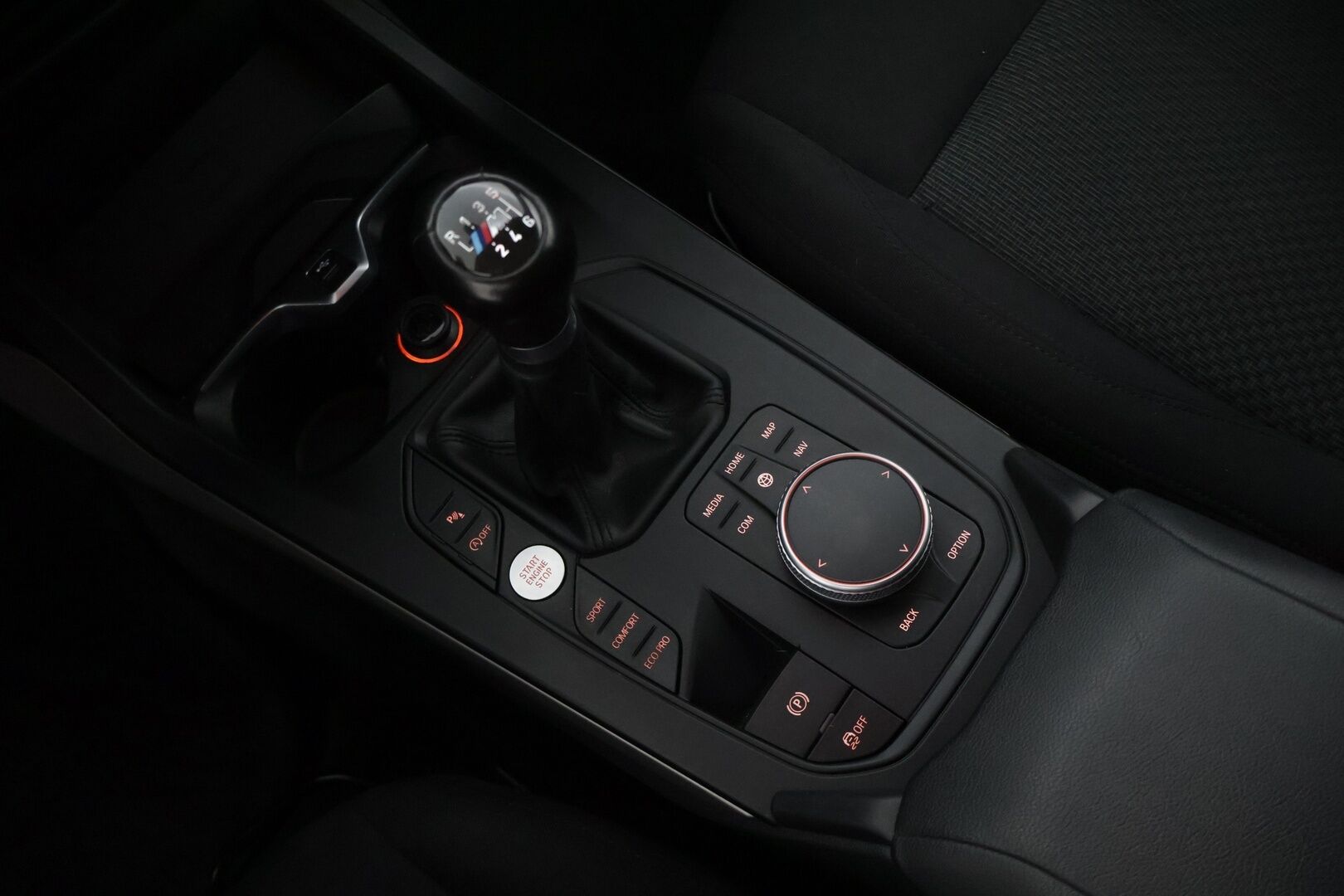 BMW 118 2020 F40 Hatchback 118i Business * Vakkari / Tutkat eteen ja taakse / M-Sport ratti ja vaihdekeppi / Päivitetyt kartat * - * Hyvin huollettu ja pidetty Bemari hyvillä varusteilla sekä kaksilla renkailla ja vanteilla! *
