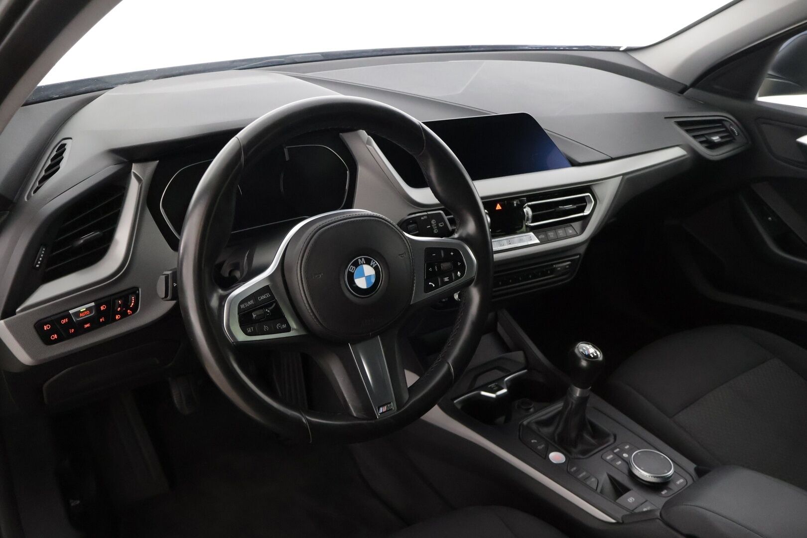 BMW 118 2020 F40 Hatchback 118i Business * Vakkari / Tutkat eteen ja taakse / M-Sport ratti ja vaihdekeppi / Päivitetyt kartat * - * Hyvin huollettu ja pidetty Bemari hyvillä varusteilla sekä kaksilla renkailla ja vanteilla! *
