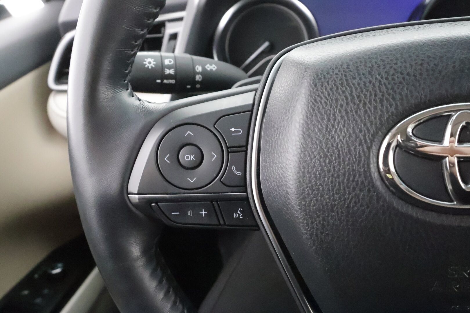 Toyota Camry 2022 2,5 Hybrid Style * ACC / P.kamera / Sähköpenkit / Vaaleat nahat / Navi / LED / Keyless / Ratinlämmitin * - Suomi-auto / Kahdet renkaat aluvanteilla / Merkkihuollettu