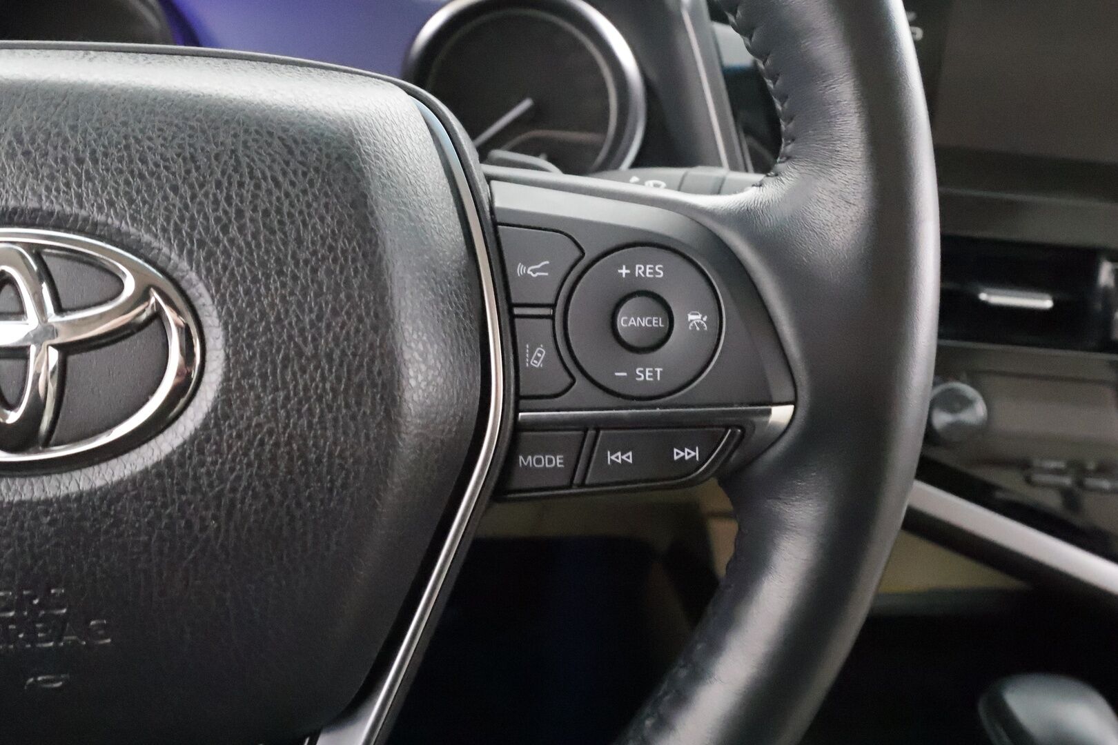 Toyota Camry 2022 2,5 Hybrid Style * ACC / P.kamera / Sähköpenkit / Vaaleat nahat / Navi / LED / Keyless / Ratinlämmitin * - Suomi-auto / Kahdet renkaat aluvanteilla / Merkkihuollettu