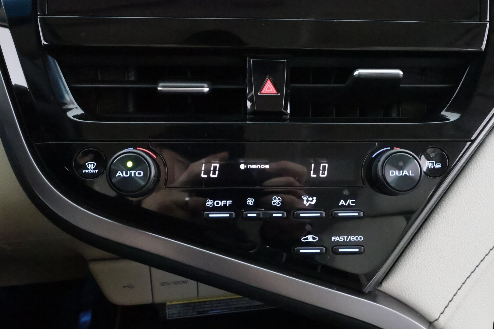 Toyota Camry 2022 2,5 Hybrid Style * ACC / P.kamera / Sähköpenkit / Vaaleat nahat / Navi / LED / Keyless / Ratinlämmitin * - Suomi-auto / Kahdet renkaat aluvanteilla / Merkkihuollettu