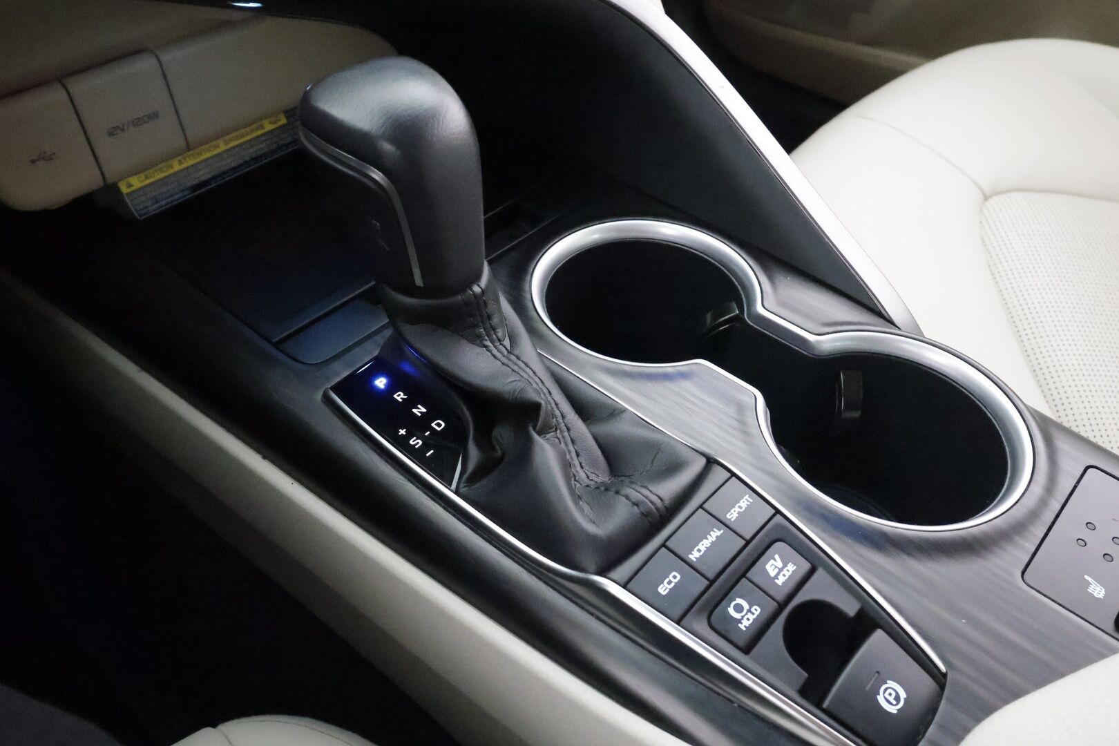 Toyota Camry 2022 2,5 Hybrid Style * ACC / P.kamera / Sähköpenkit / Vaaleat nahat / Navi / LED / Keyless / Ratinlämmitin * - Suomi-auto / Kahdet renkaat aluvanteilla / Merkkihuollettu