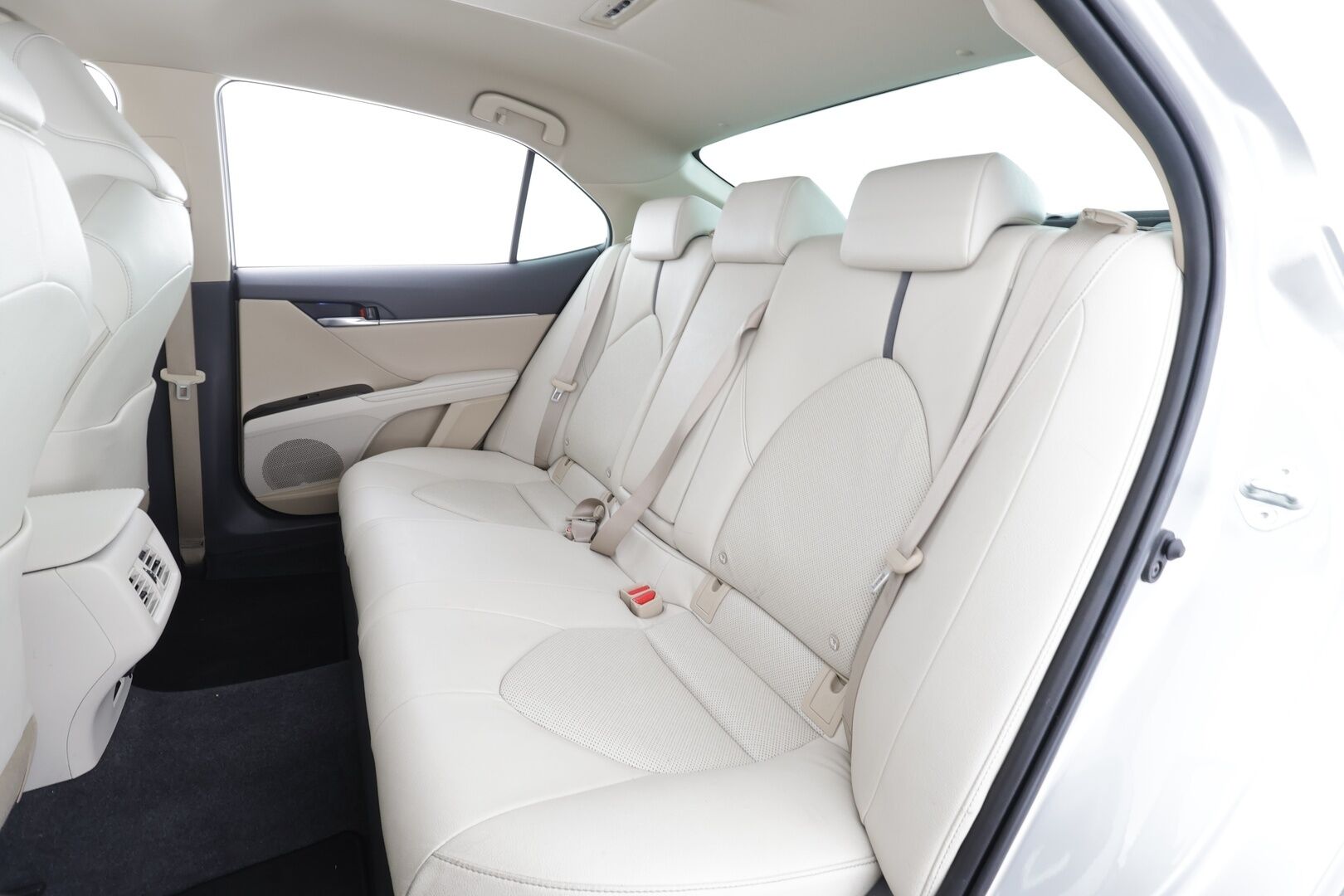 Toyota Camry 2022 2,5 Hybrid Style * ACC / P.kamera / Sähköpenkit / Vaaleat nahat / Navi / LED / Keyless / Ratinlämmitin * - Suomi-auto / Kahdet renkaat aluvanteilla / Merkkihuollettu