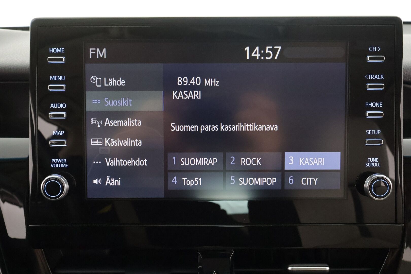 Toyota Camry 2022 2,5 Hybrid Style * ACC / P.kamera / Sähköpenkit / Vaaleat nahat / Navi / LED / Keyless / Ratinlämmitin * - Suomi-auto / Kahdet renkaat aluvanteilla / Merkkihuollettu