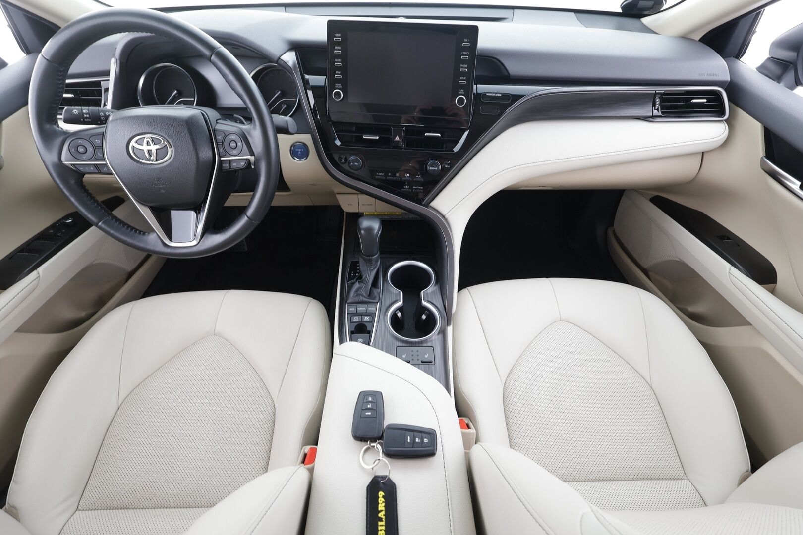 Toyota Camry 2022 2,5 Hybrid Style * ACC / P.kamera / Sähköpenkit / Vaaleat nahat / Navi / LED / Keyless / Ratinlämmitin * - Suomi-auto / Kahdet renkaat aluvanteilla / Merkkihuollettu