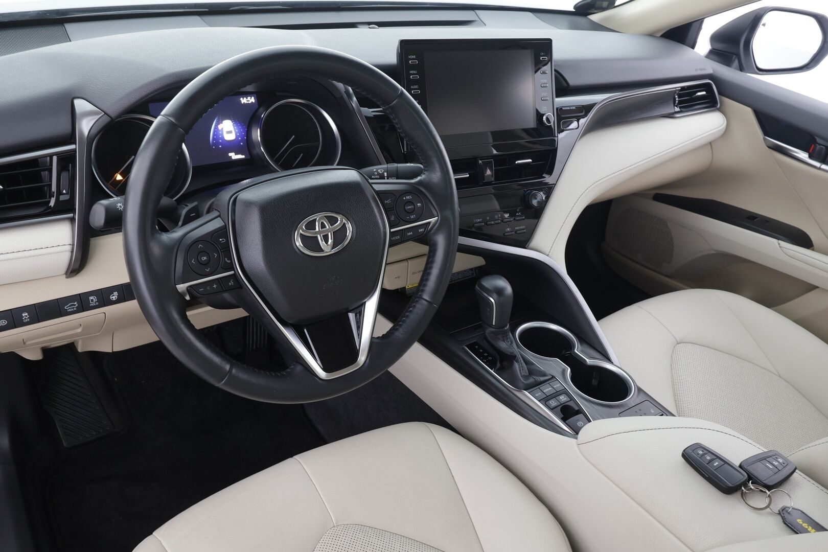 Toyota Camry 2022 2,5 Hybrid Style * ACC / P.kamera / Sähköpenkit / Vaaleat nahat / Navi / LED / Keyless / Ratinlämmitin * - Suomi-auto / Kahdet renkaat aluvanteilla / Merkkihuollettu