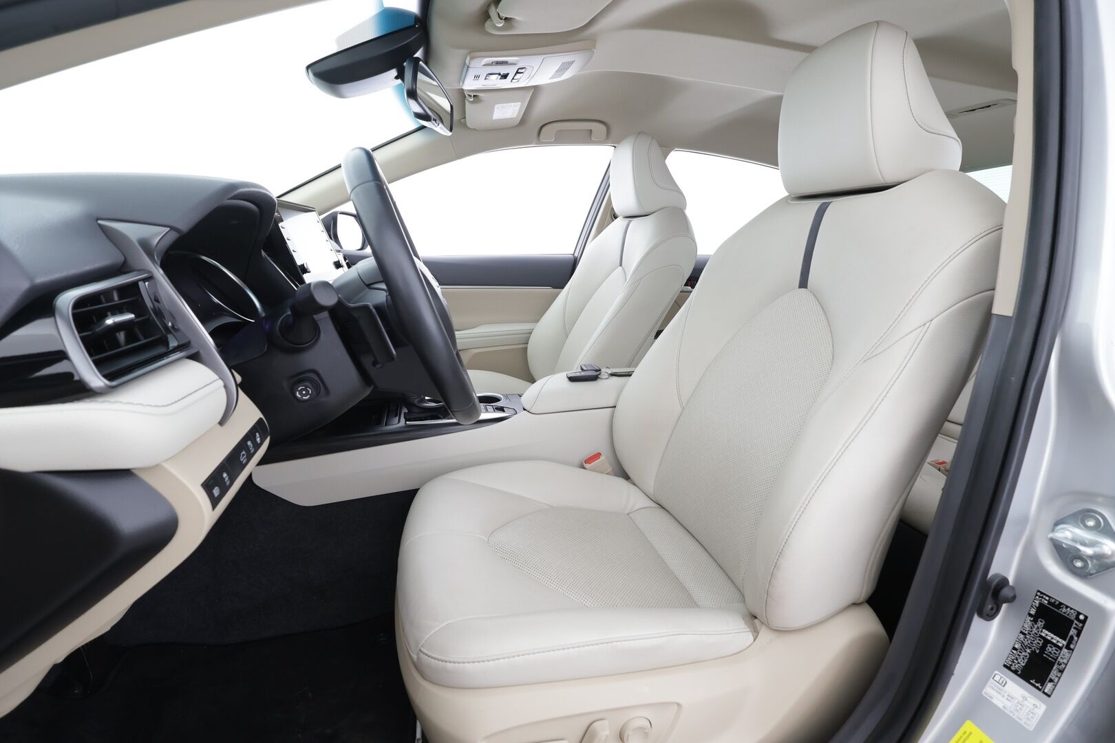 Toyota Camry 2022 2,5 Hybrid Style * ACC / P.kamera / Sähköpenkit / Vaaleat nahat / Navi / LED / Keyless / Ratinlämmitin * - Suomi-auto / Kahdet renkaat aluvanteilla / Merkkihuollettu