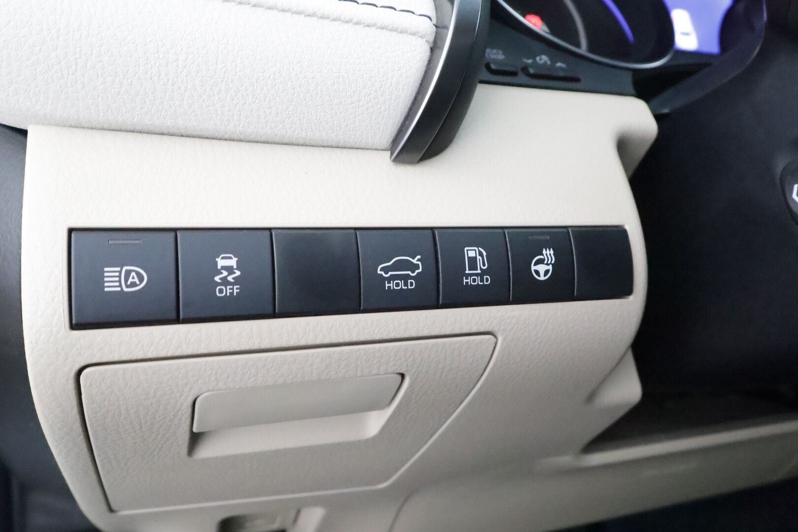 Toyota Camry 2022 2,5 Hybrid Style * ACC / P.kamera / Sähköpenkit / Vaaleat nahat / Navi / LED / Keyless / Ratinlämmitin * - Suomi-auto / Kahdet renkaat aluvanteilla / Merkkihuollettu